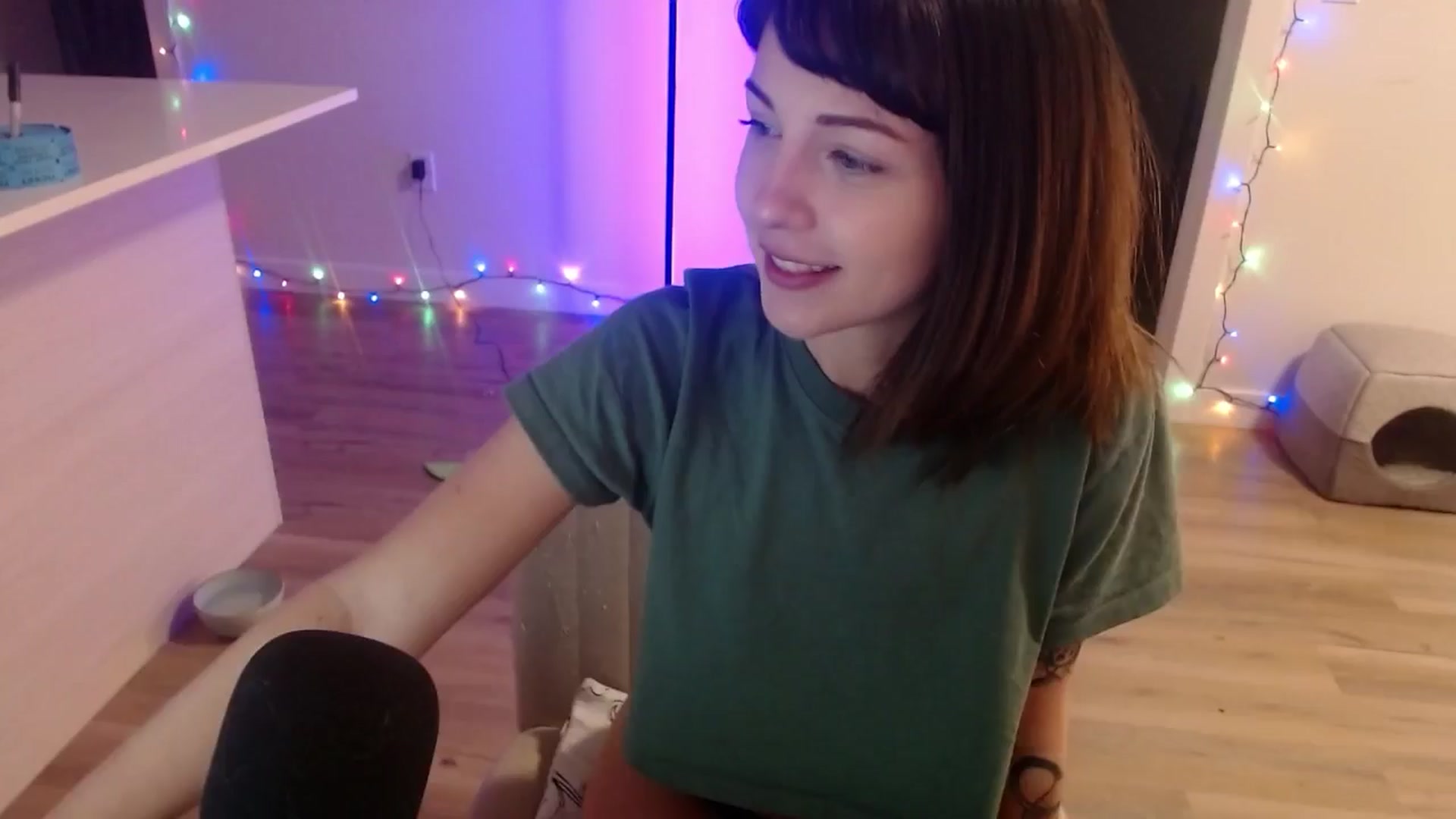 Gallery image thumbnail from cuteholly's myfreecams stream on, 11/15/2024, 07:06 image 12 of 20