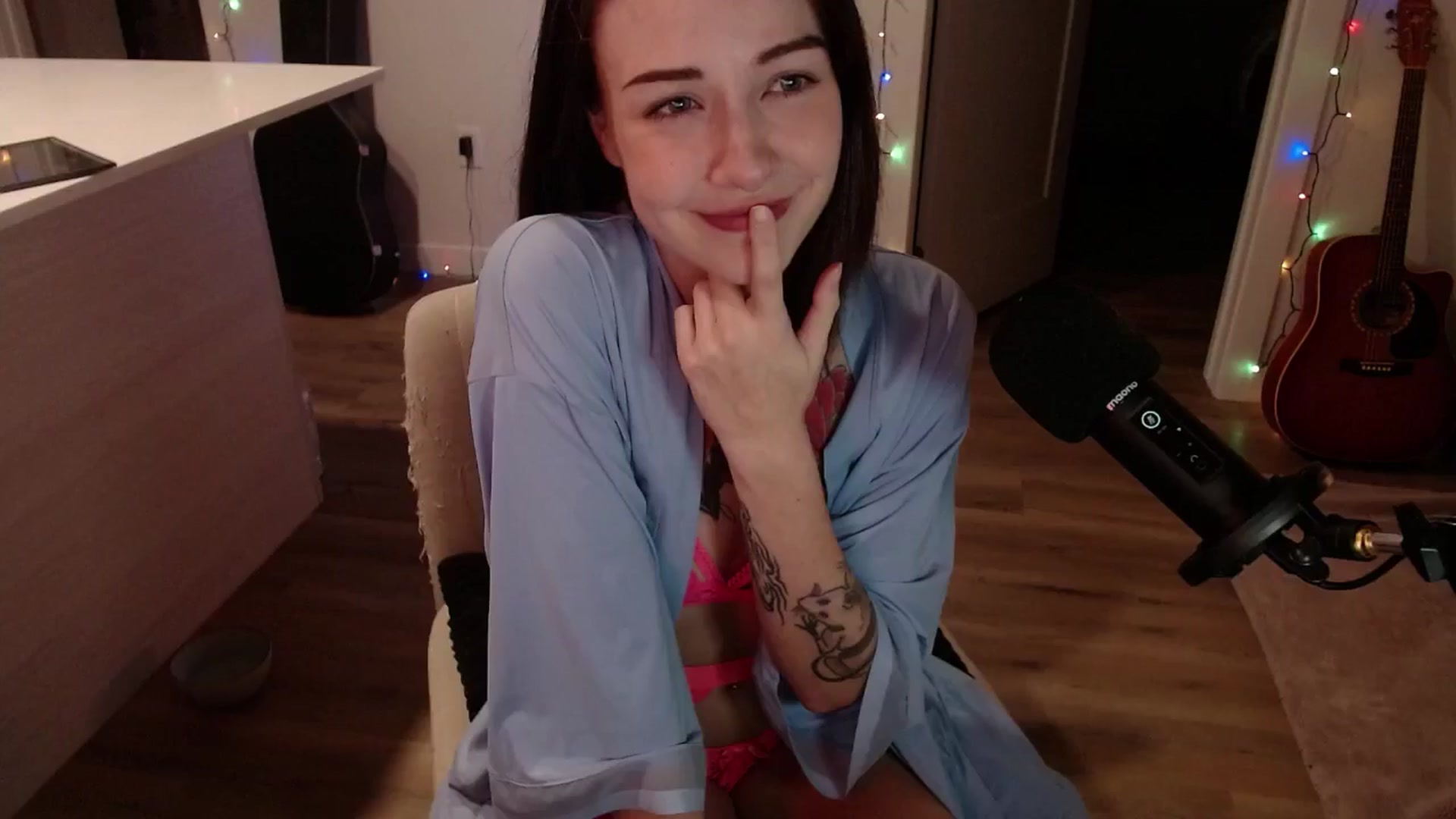 Gallery image thumbnail from cuteholly's myfreecams stream on, 12/20/2024, 03:53 image 3 of 20