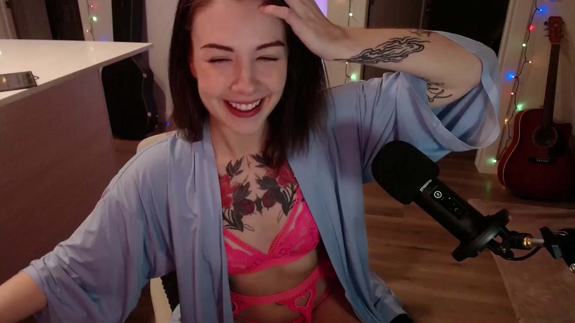 Gallery image thumbnail from cuteholly's myfreecams stream on, 12/20/2024, 03:53 image 15 of 20