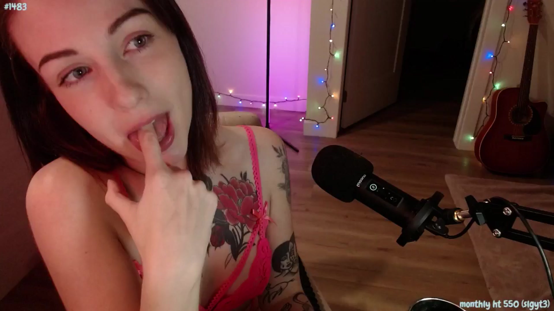 Gallery image thumbnail from cuteholly's myfreecams stream on, 12/20/2024, 06:25 image 10 of 20