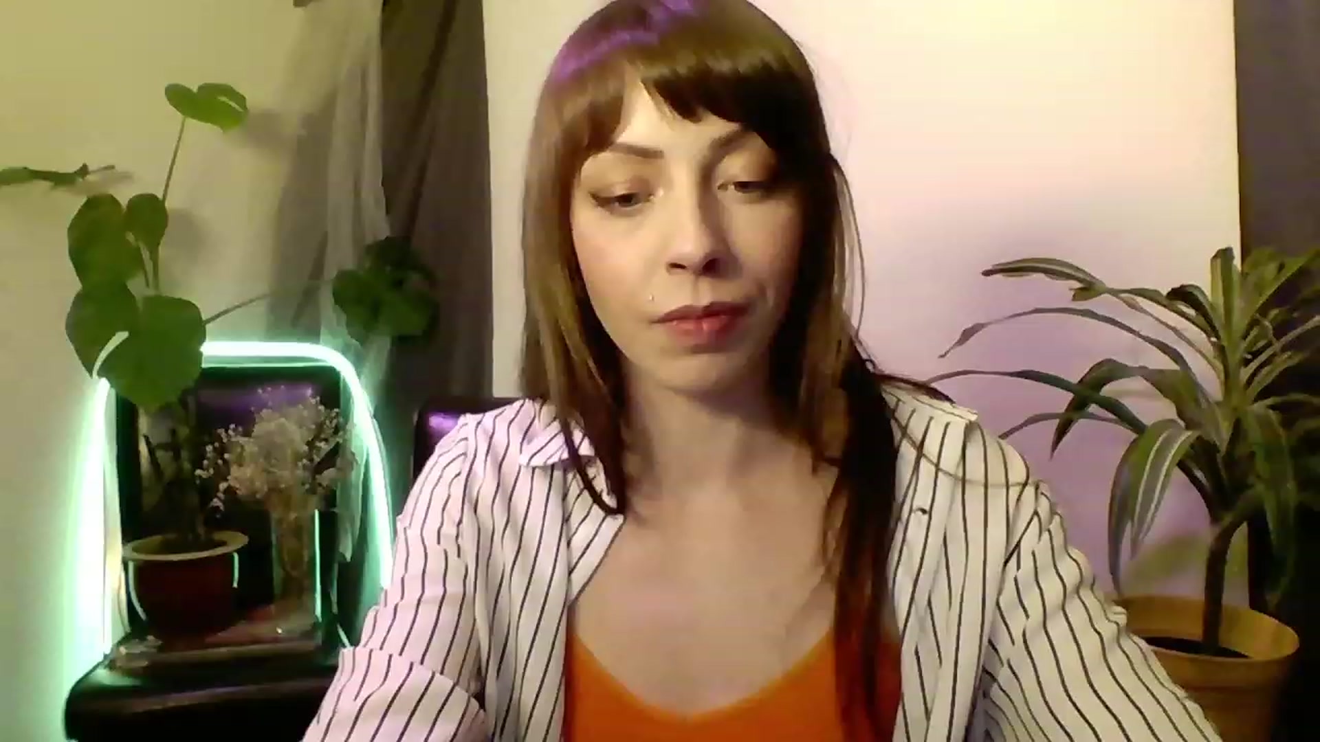Gallery image thumbnail from cutemuse's myfreecams stream on, 12/14/2022, 22:39 image 6 of 20