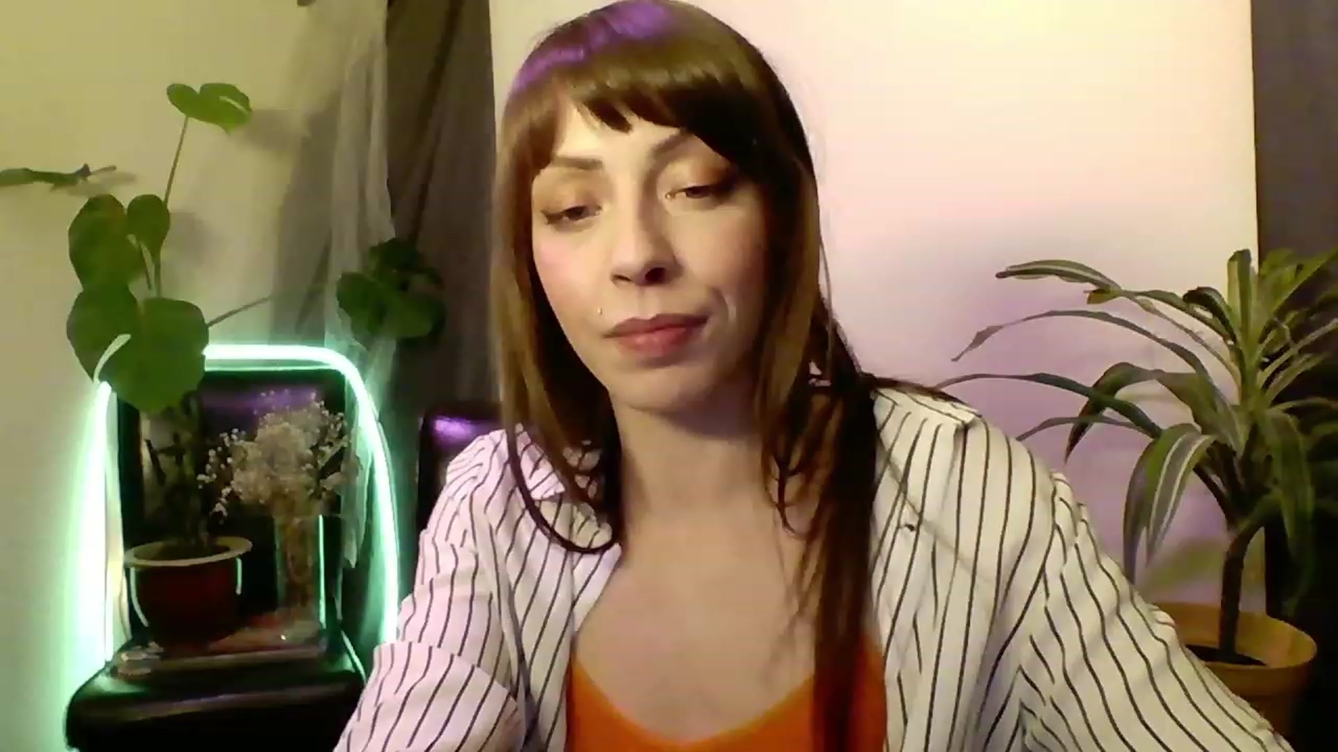 Gallery image thumbnail from cutemuse's myfreecams stream on, 12/14/2022, 22:39 image 7 of 20