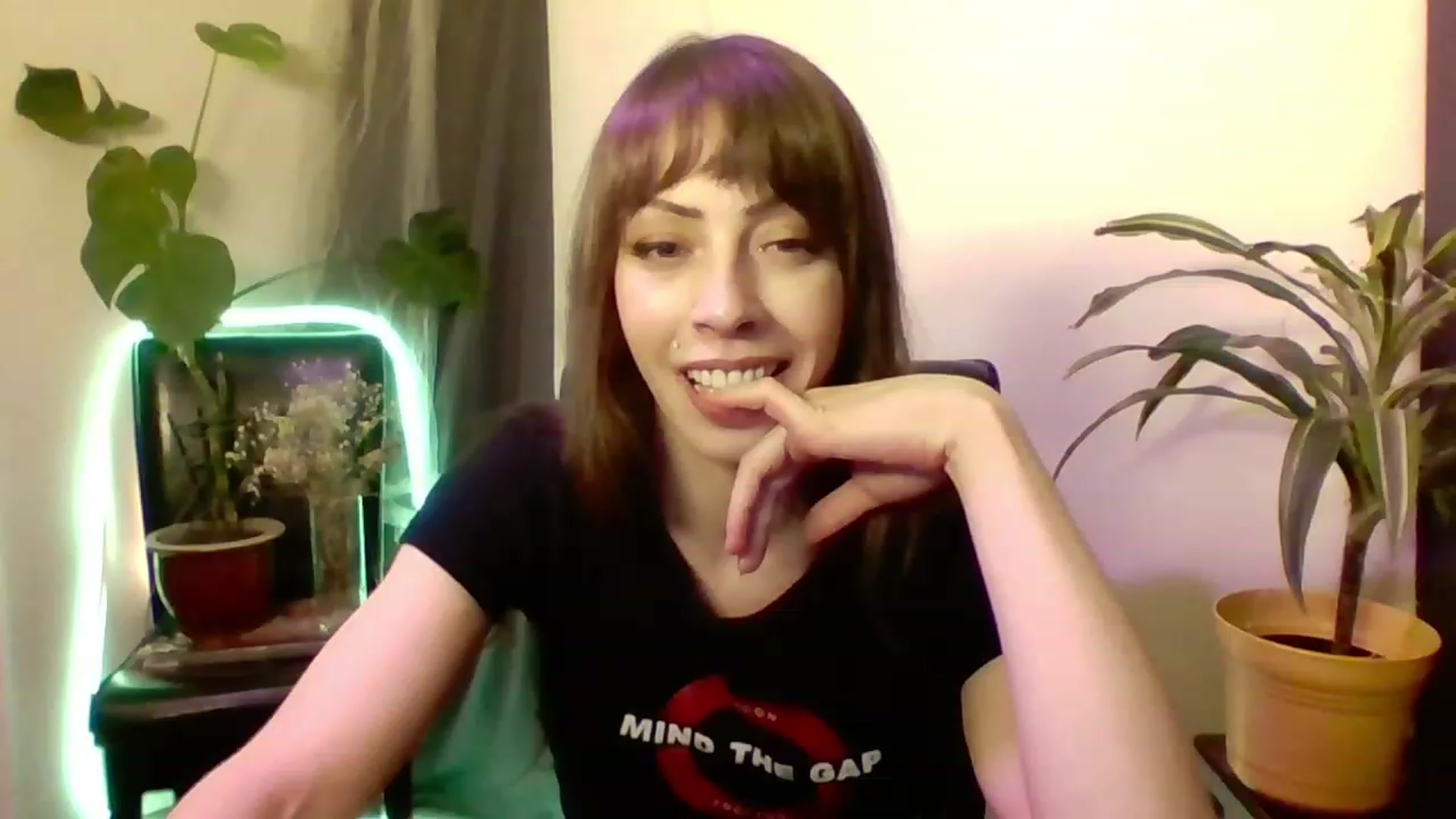 Gallery image thumbnail from cutemuse's myfreecams stream on, 12/15/2022, 04:33 image 10 of 20
