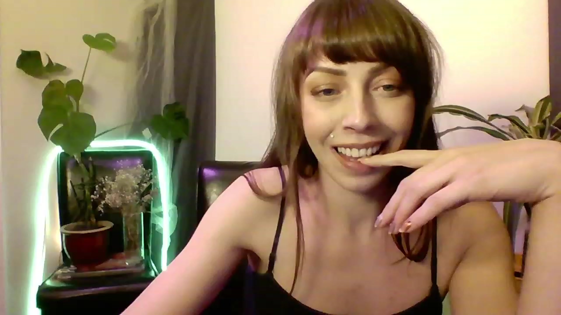 Gallery image thumbnail from cutemuse's myfreecams stream on, 12/16/2022, 06:45 image 10 of 20