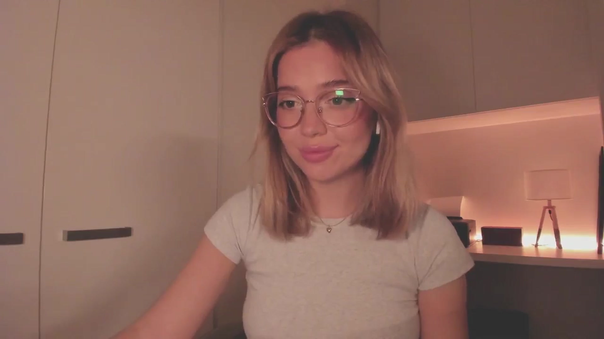 Gallery image thumbnail from cutiee's myfreecams stream on, 04/15/2025, 12:23 image 15 of 20