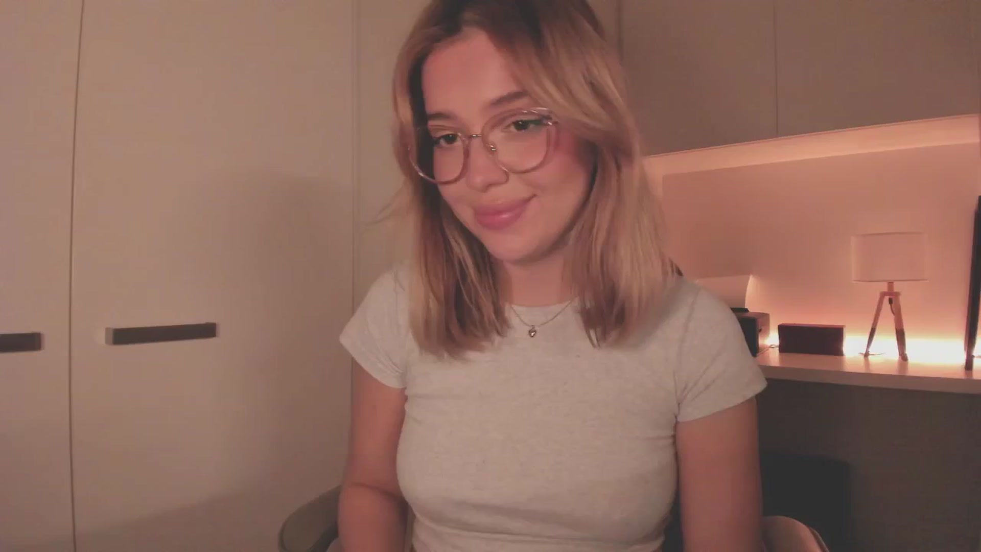 Gallery image thumbnail from cutiee's myfreecams stream on, 04/15/2025, 12:23 image 1 of 20