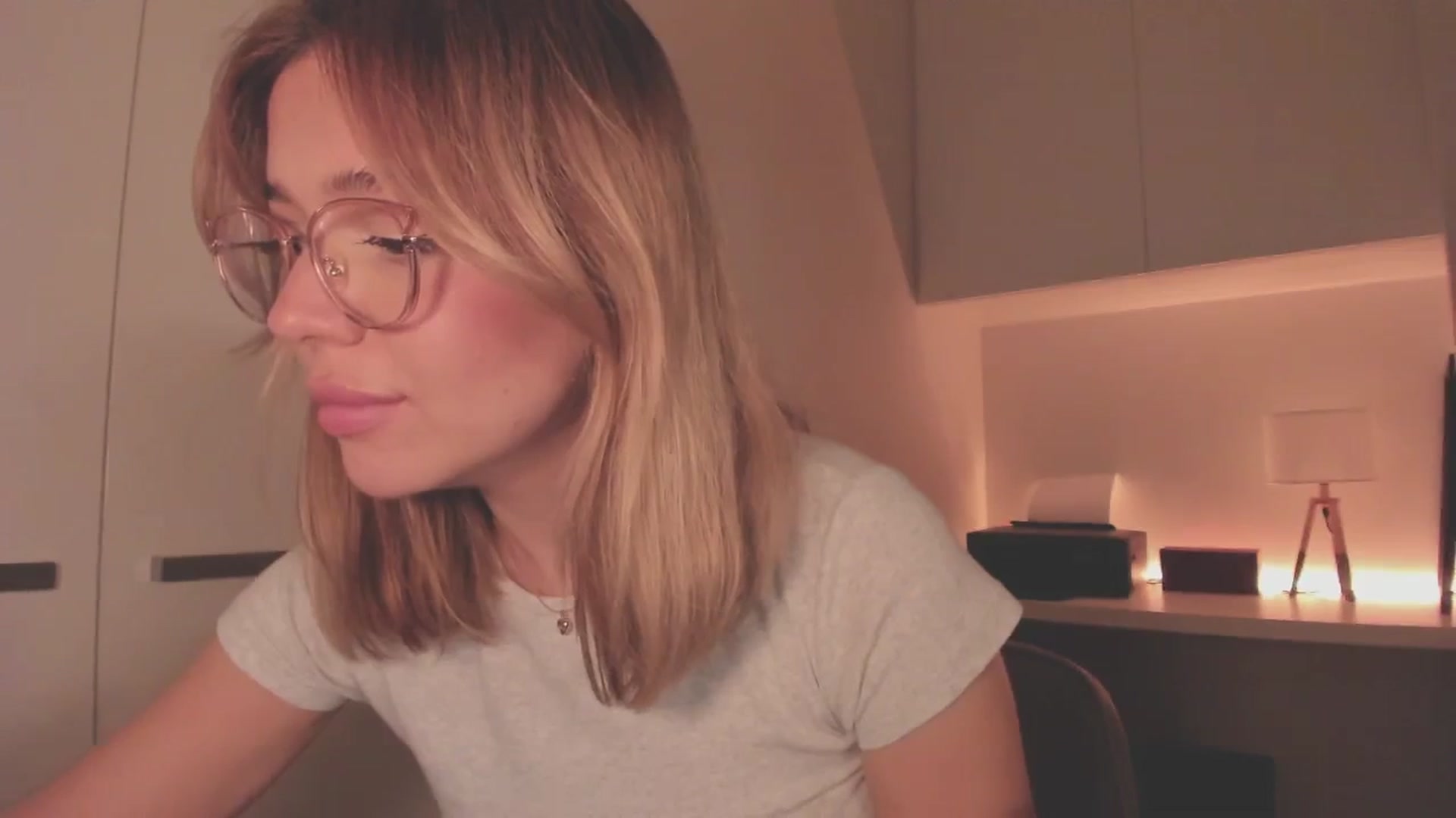 Gallery image thumbnail from cutiee's myfreecams stream on, 04/15/2025, 12:23 image 13 of 20