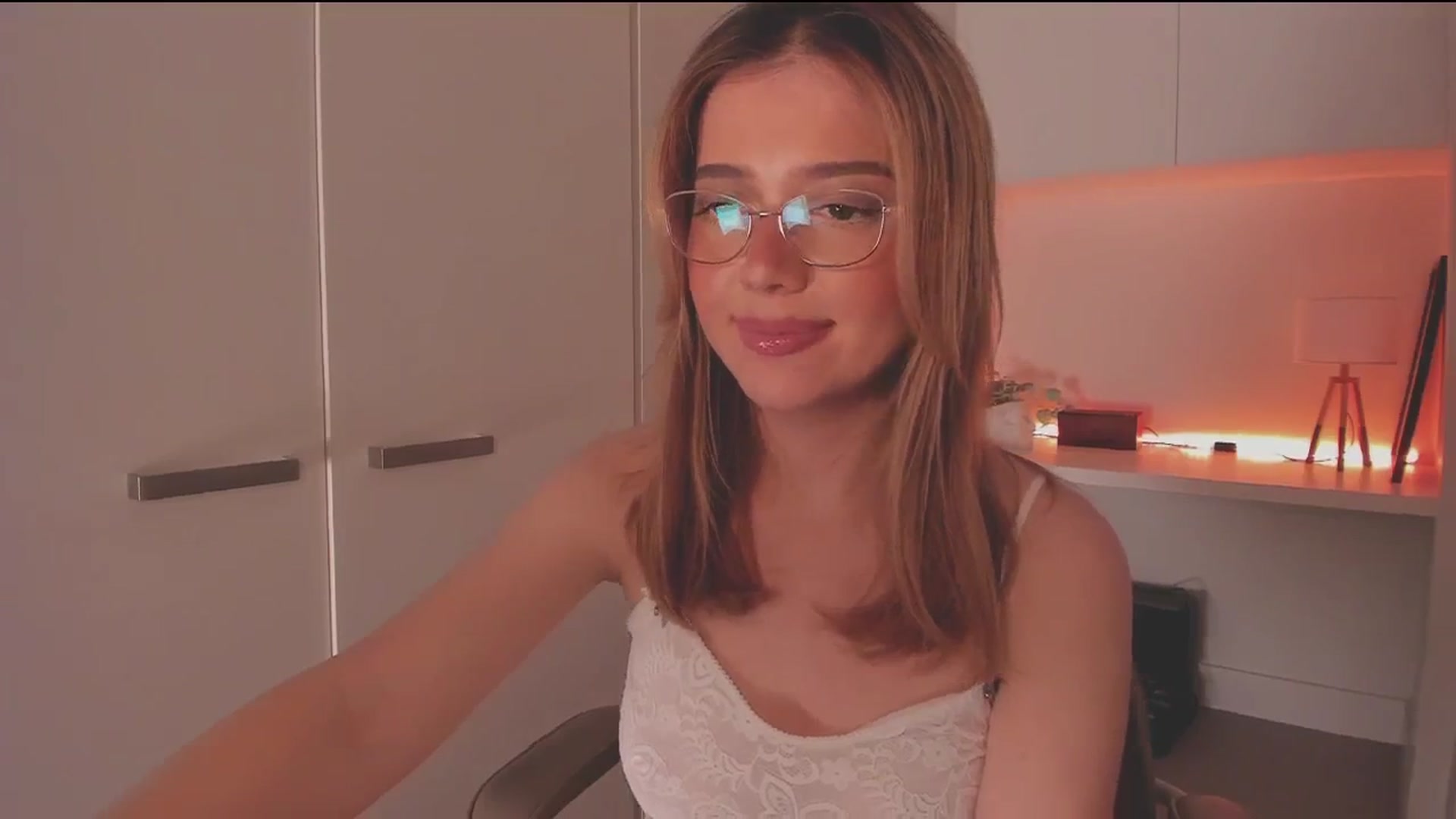 Gallery image thumbnail from cutiee's myfreecams stream on, 09/13/2025, 07:25 image 8 of 20