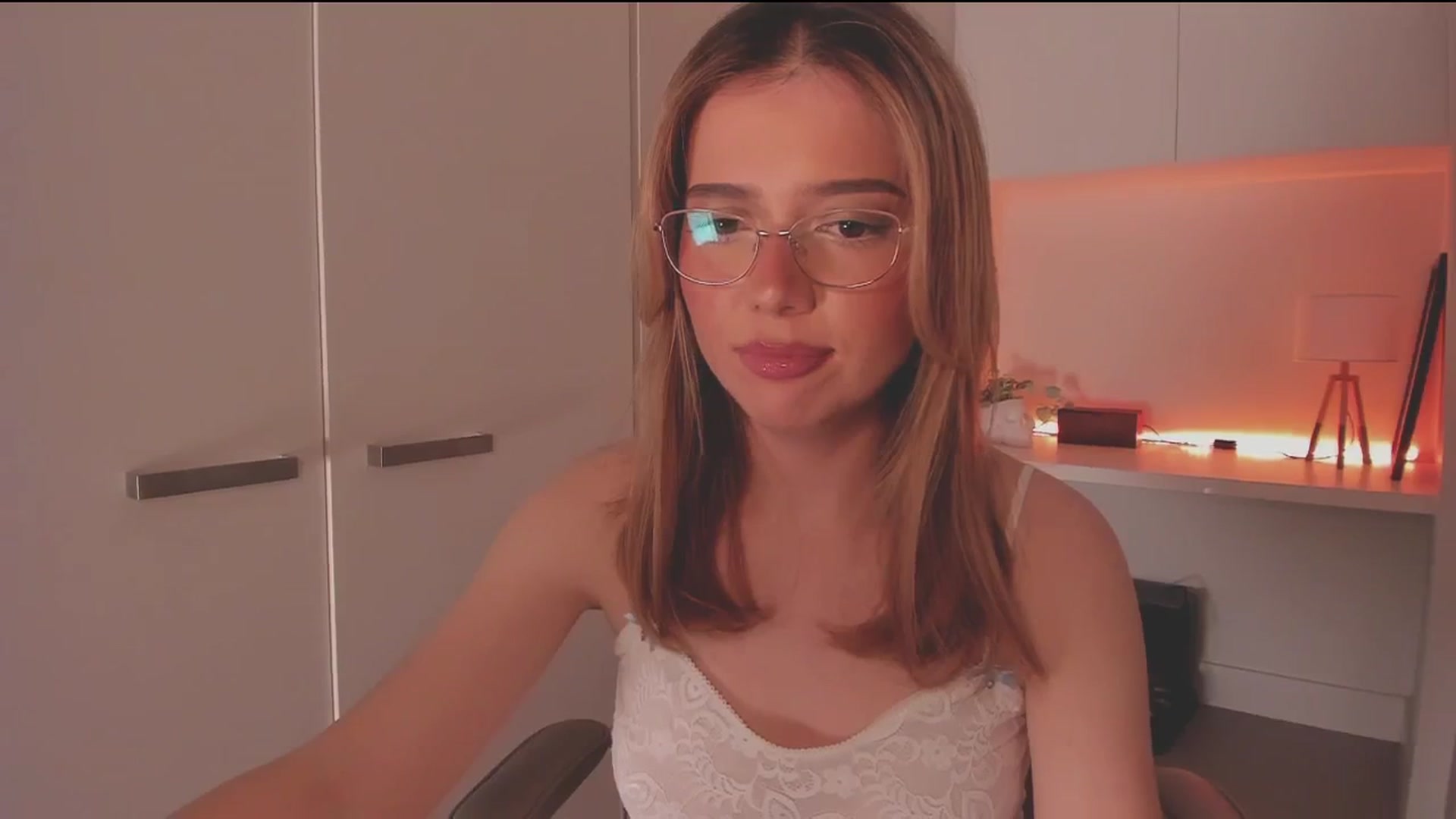 Gallery image thumbnail from cutiee's myfreecams stream on, 09/13/2025, 07:25 image 14 of 20