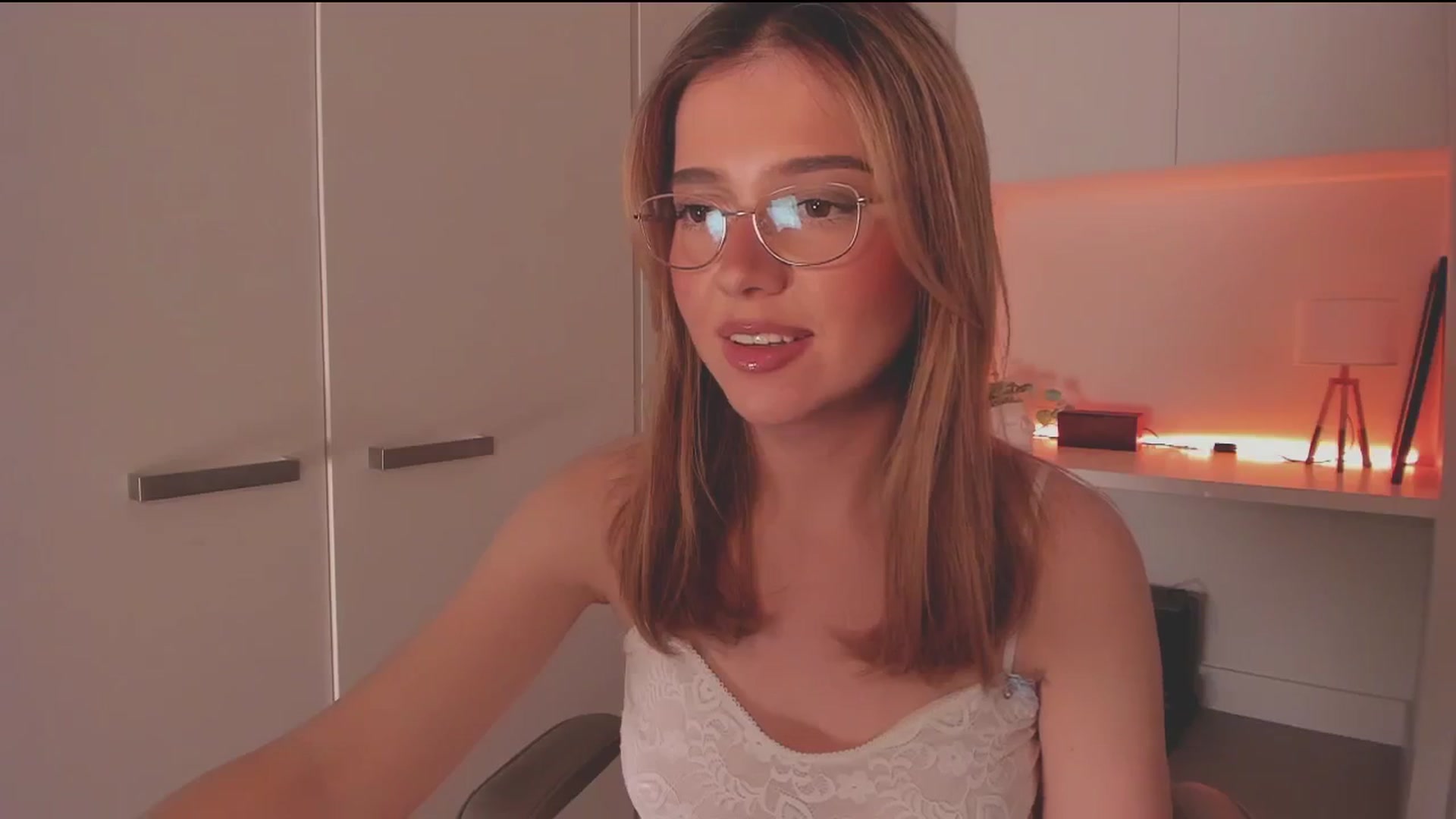 Gallery image thumbnail from cutiee's myfreecams stream on, 09/13/2025, 07:25 image 4 of 20
