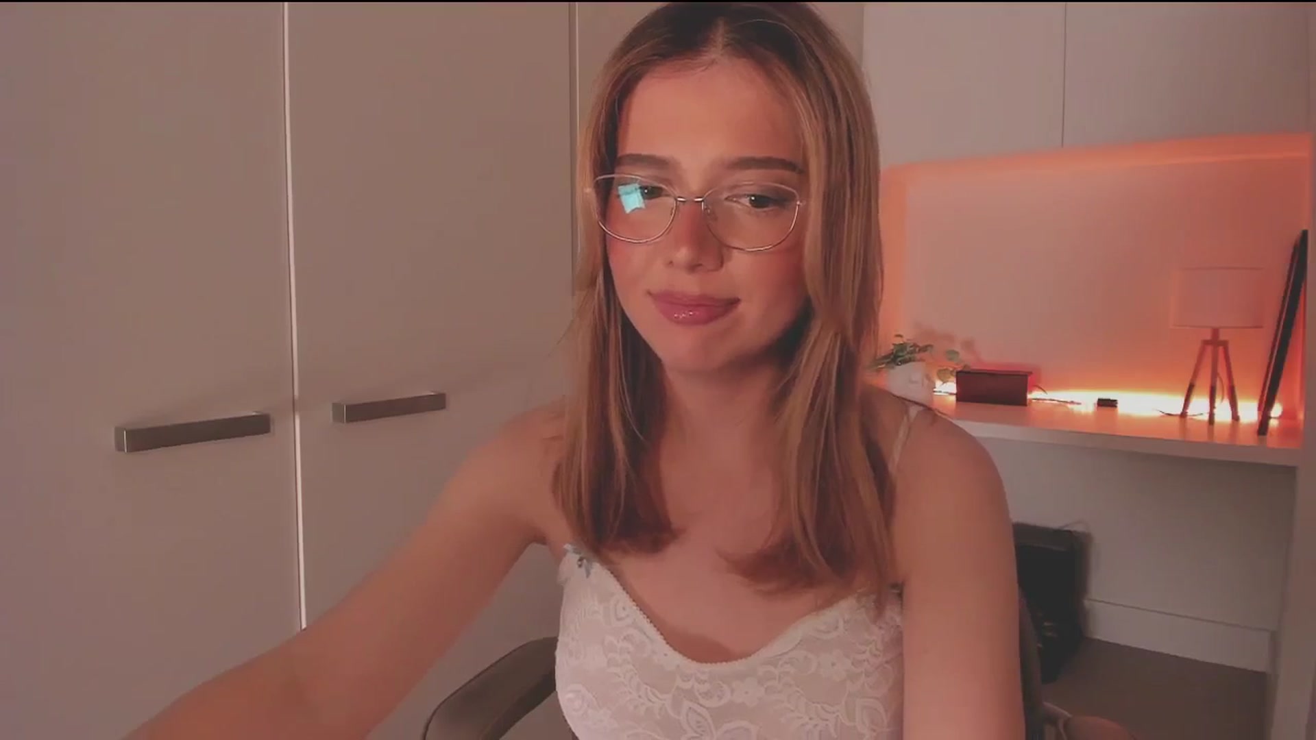 Gallery image thumbnail from cutiee's myfreecams stream on, 09/13/2025, 07:25 image 9 of 20