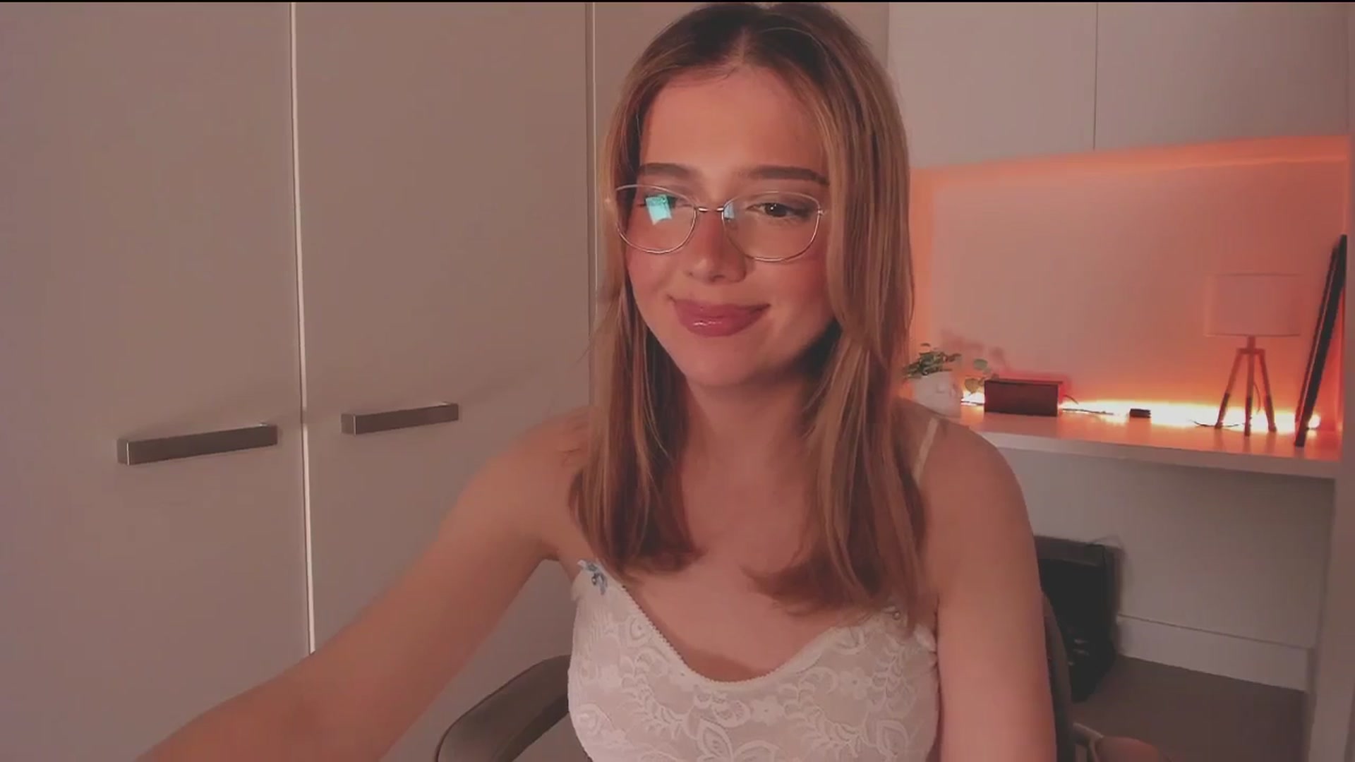 Gallery image thumbnail from cutiee's myfreecams stream on, 09/13/2025, 07:25 image 10 of 20