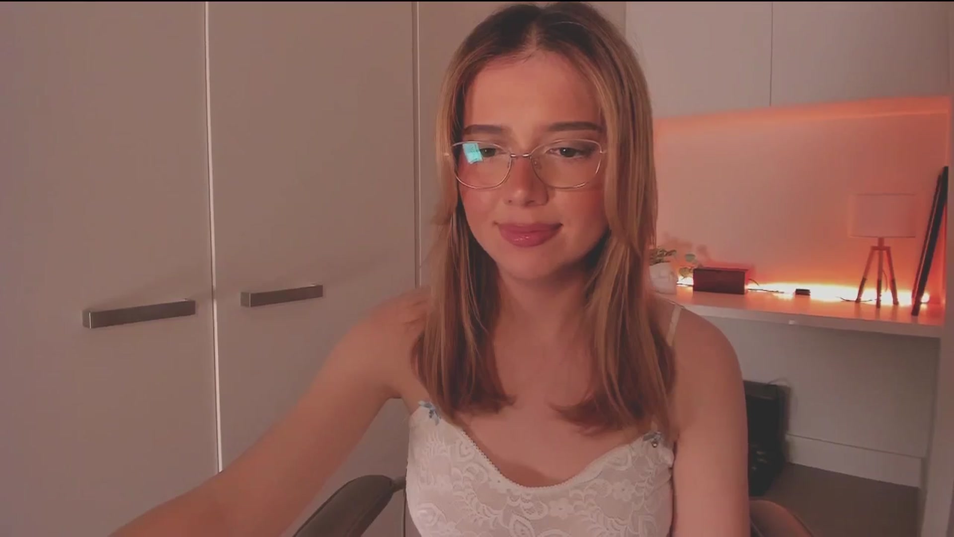 Gallery image thumbnail from cutiee's myfreecams stream on, 09/13/2025, 07:25 image 12 of 20