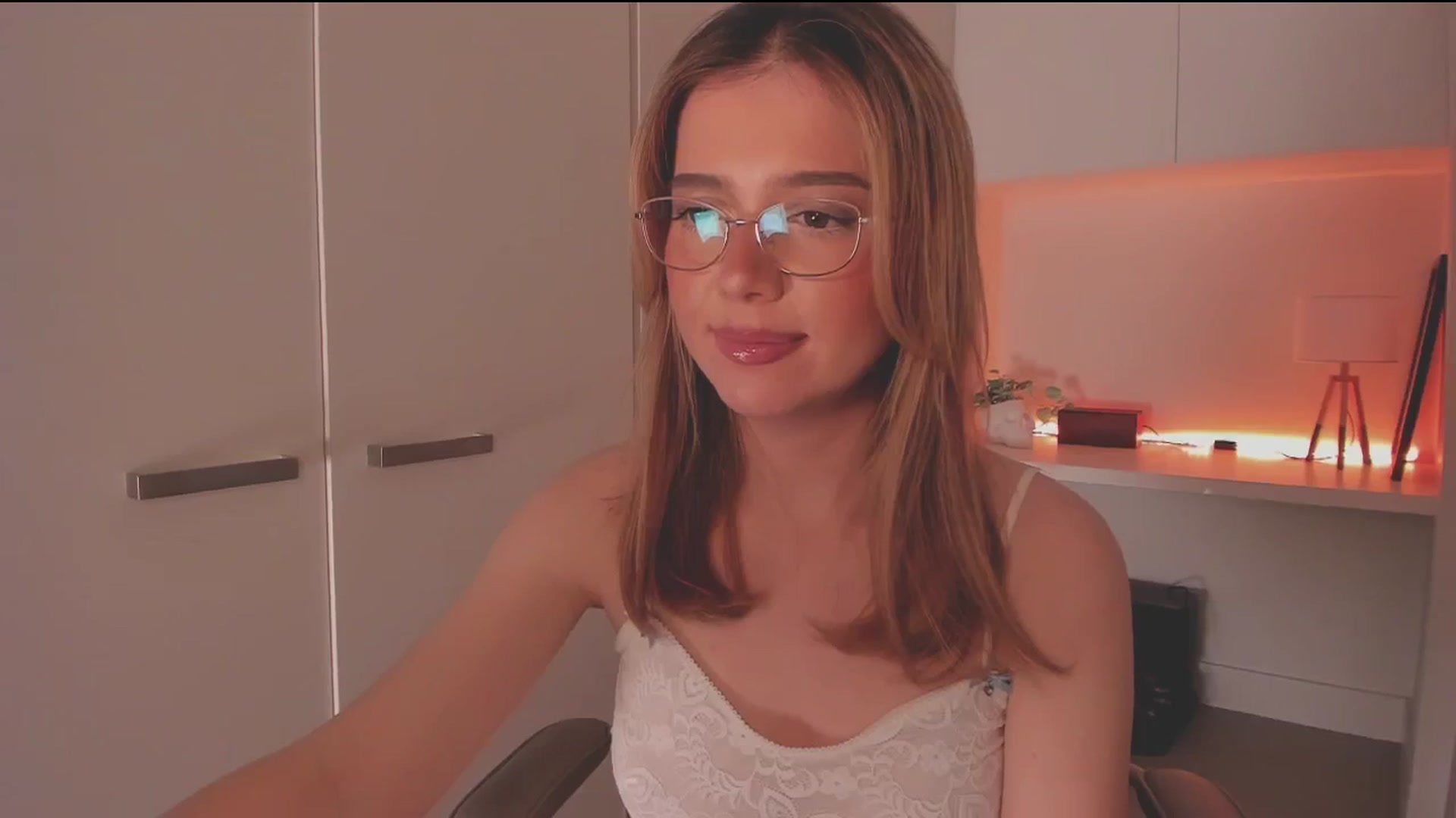 Gallery image thumbnail from cutiee's myfreecams stream on, 09/13/2025, 07:25 image 13 of 20