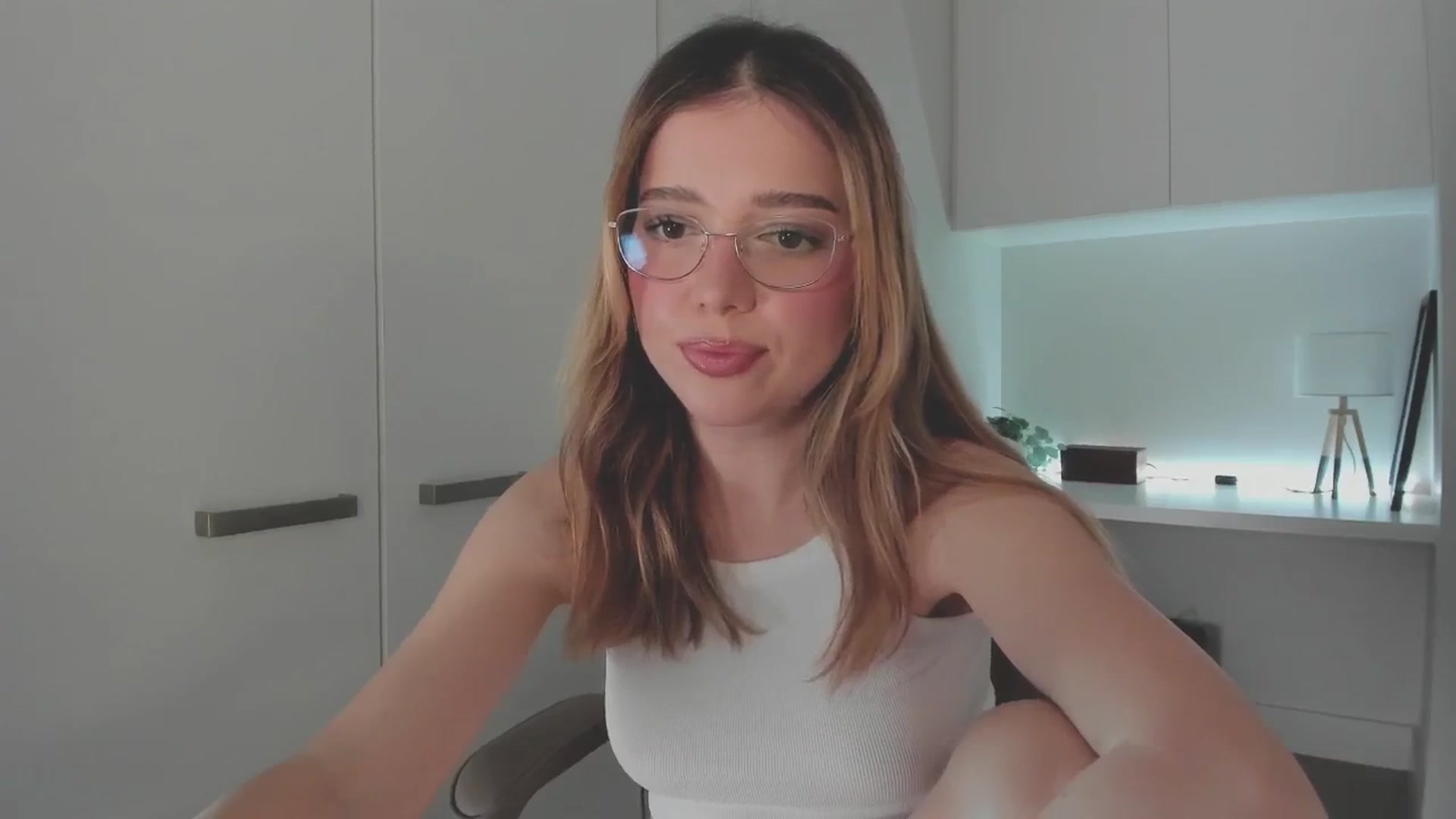 Gallery image thumbnail from cutiee's myfreecams stream on, 10/04/2025, 06:31 image 6 of 20