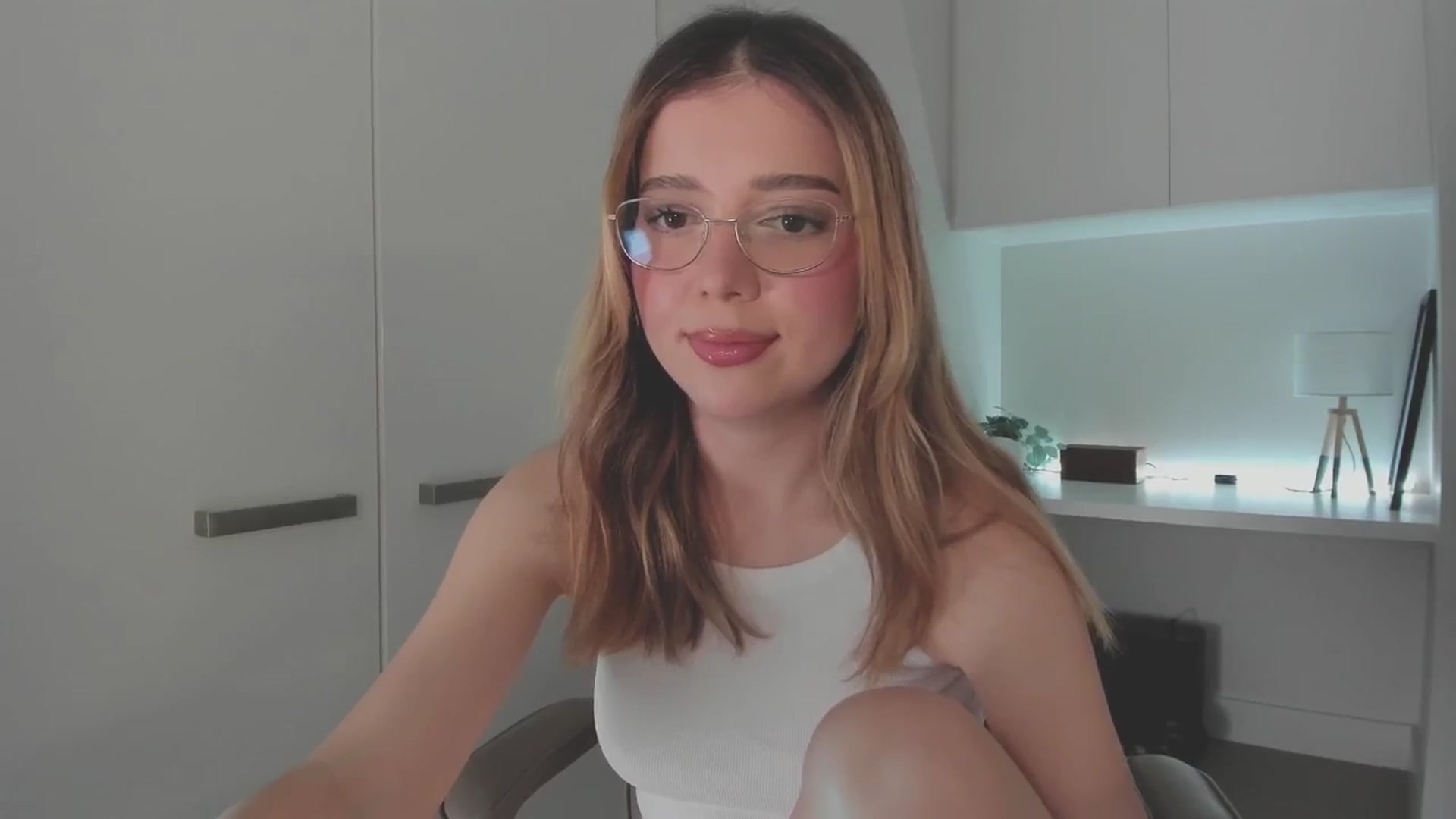 Gallery image thumbnail from cutiee's myfreecams stream on, 10/04/2025, 06:31 image 5 of 20