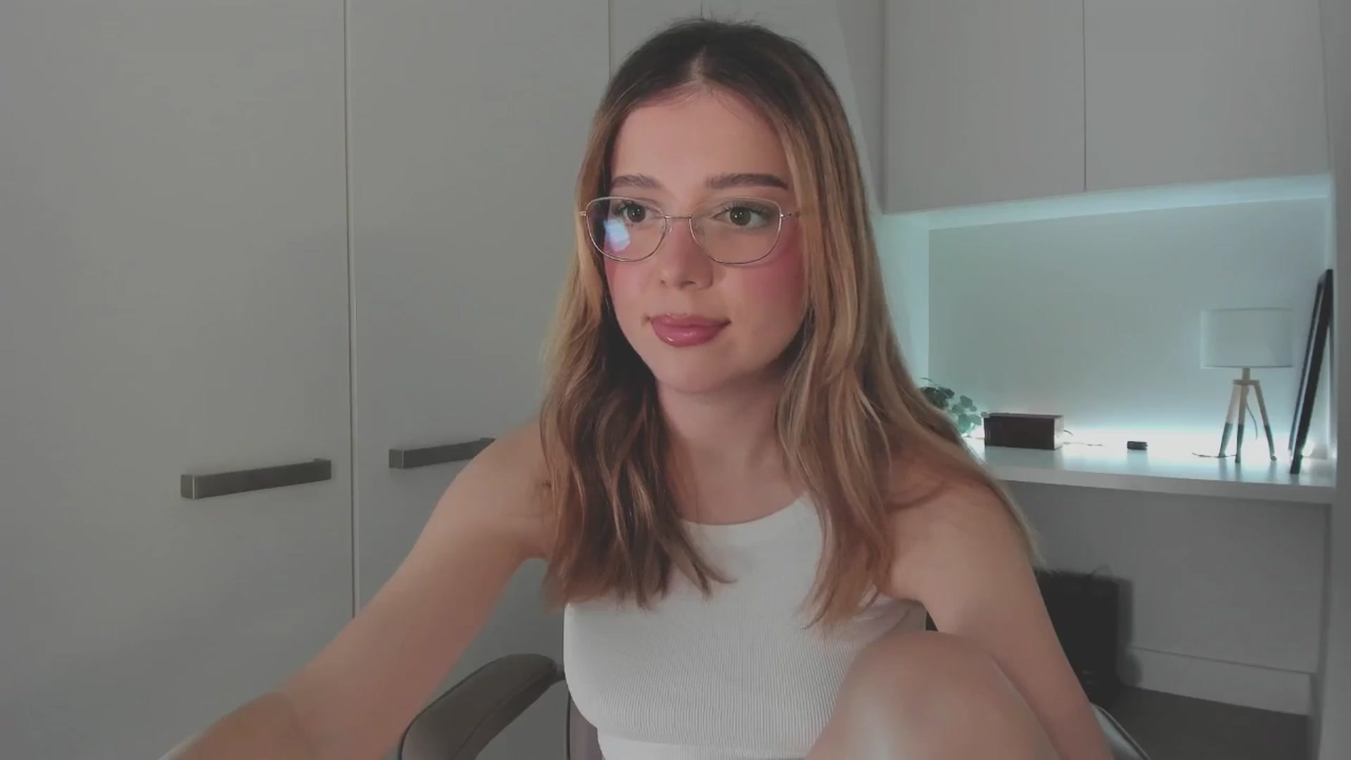 Gallery image thumbnail from cutiee's myfreecams stream on, 10/04/2025, 06:31 image 8 of 20
