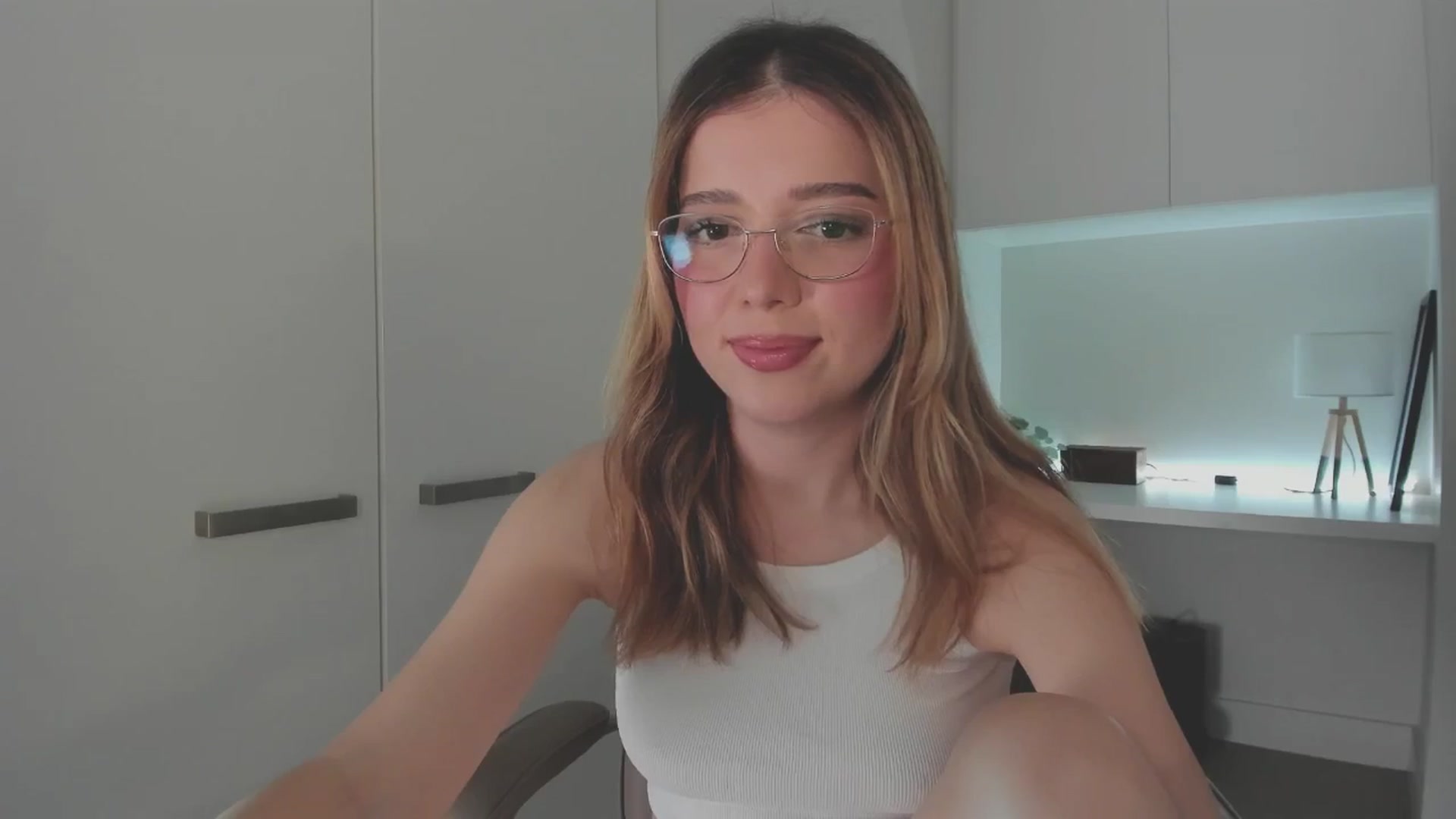 Gallery image thumbnail from cutiee's myfreecams stream on, 10/04/2025, 06:31 image 13 of 20