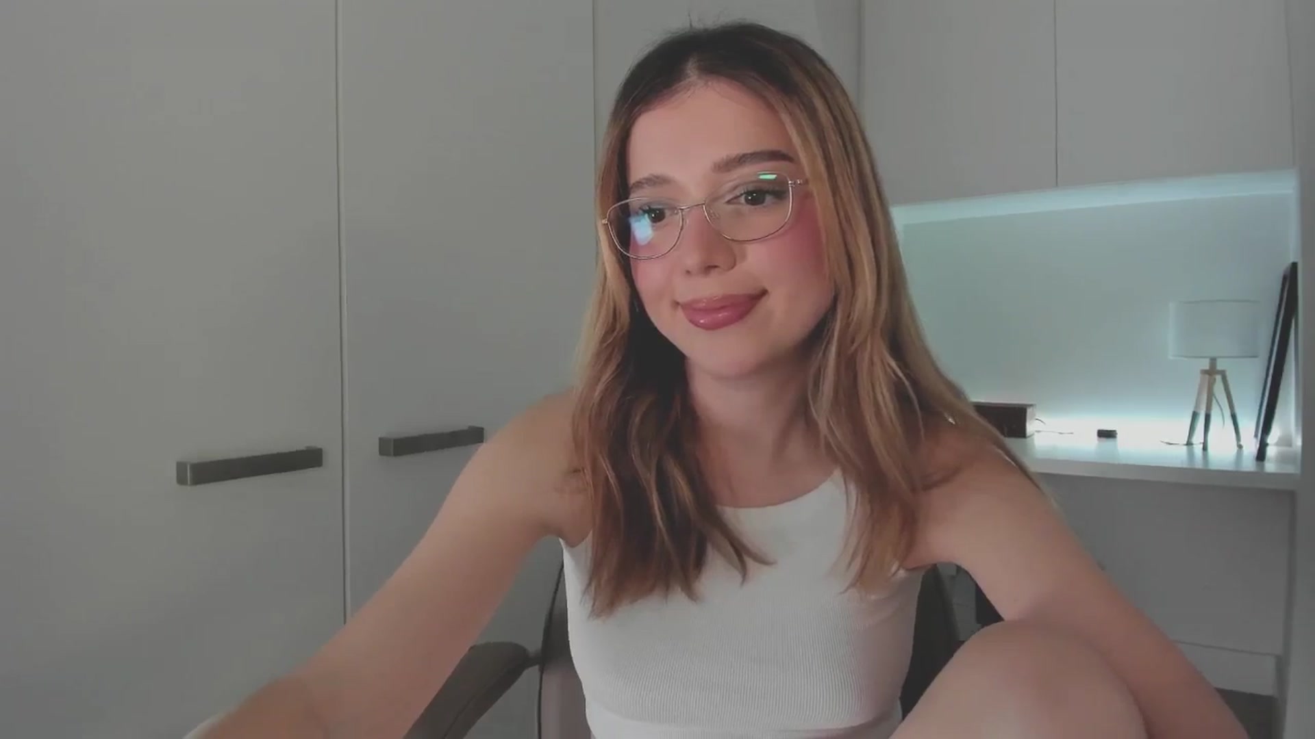 Gallery image thumbnail from cutiee's myfreecams stream on, 10/04/2025, 06:31 image 9 of 20