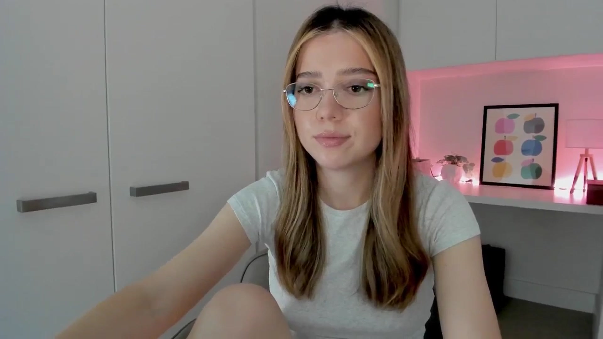 Gallery image thumbnail from cutiee's myfreecams stream on, 01/14/2026, 04:04 image 14 of 20
