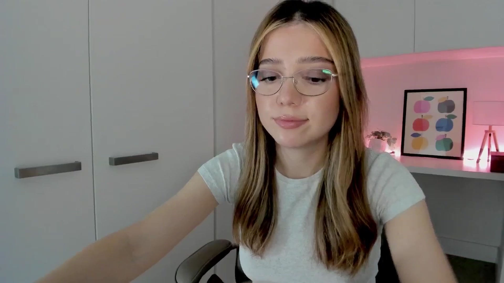 Gallery image thumbnail from cutiee's myfreecams stream on, 01/14/2026, 04:04 image 4 of 20