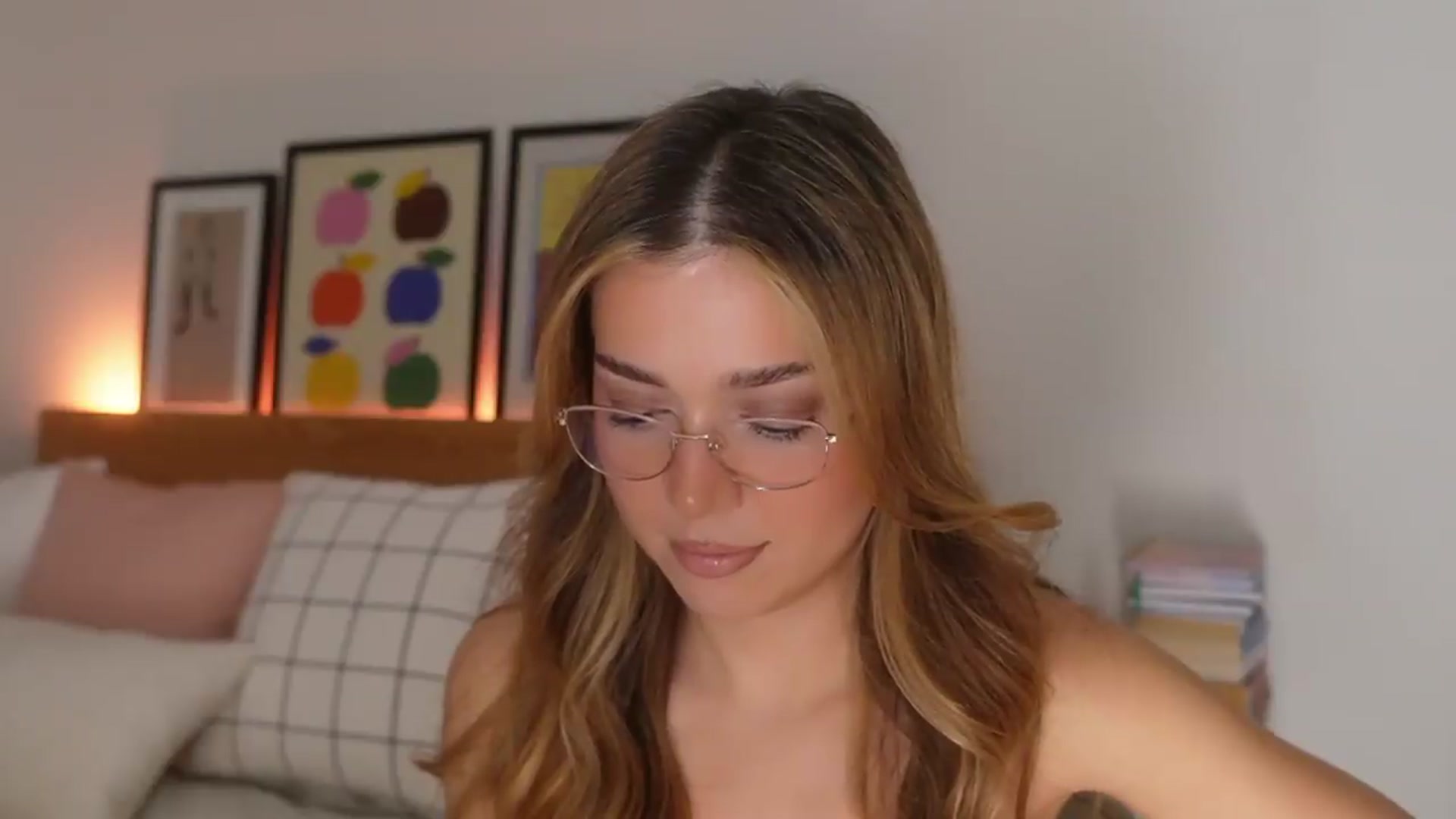 Gallery image thumbnail from cutiee's myfreecams stream on, 05/13/2026, 06:39 image 17 of 20