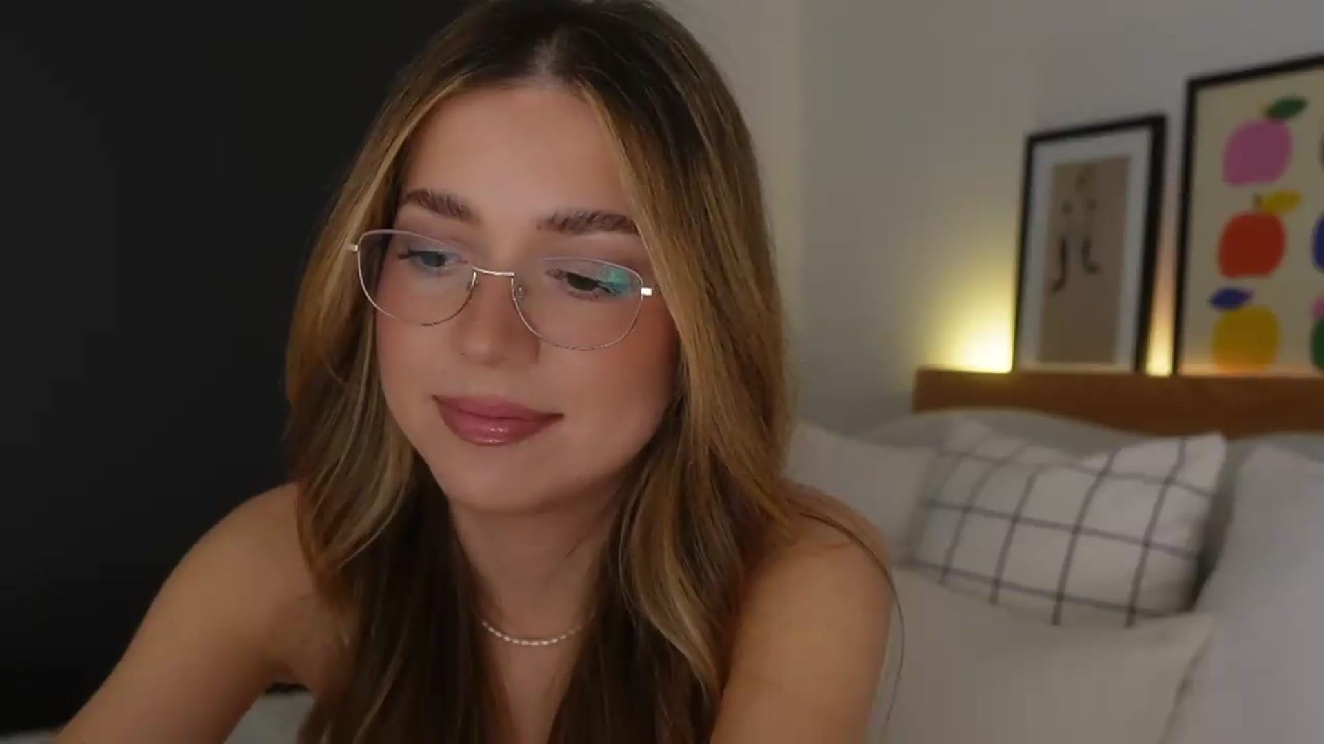 Gallery image thumbnail from cutiee's myfreecams stream on, 06/08/2026, 07:24 image 12 of 20