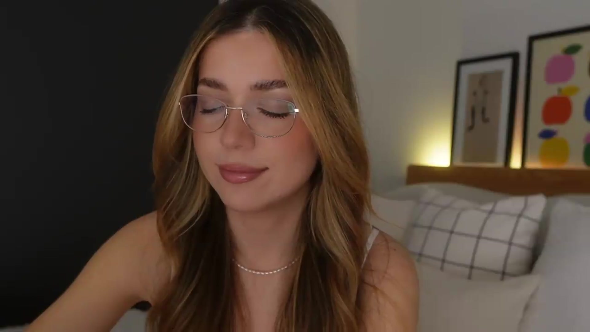 Gallery image thumbnail from cutiee's myfreecams stream on, 06/08/2026, 07:24 image 3 of 20