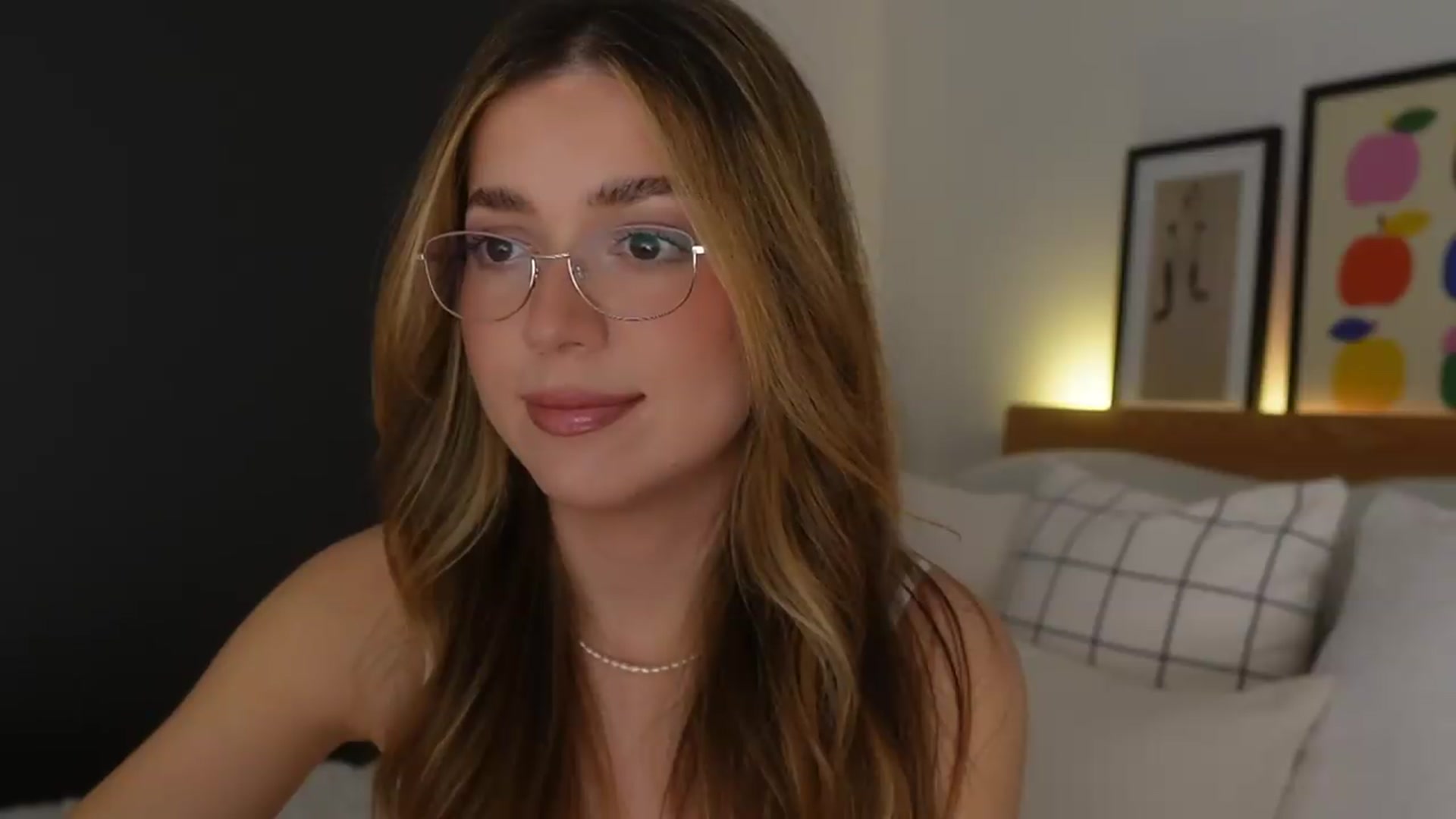 Gallery image thumbnail from cutiee's myfreecams stream on, 06/08/2026, 07:24 image 6 of 20