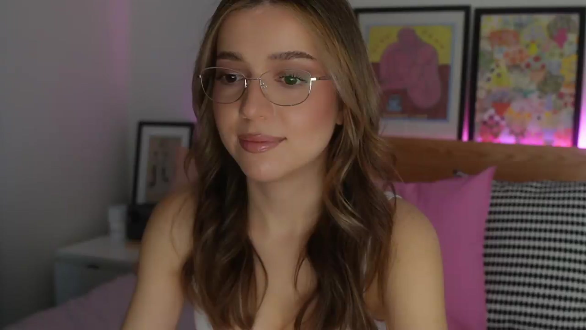 Gallery image thumbnail from cutiee's myfreecams stream on, 07/29/2026, 03:53 image 17 of 20
