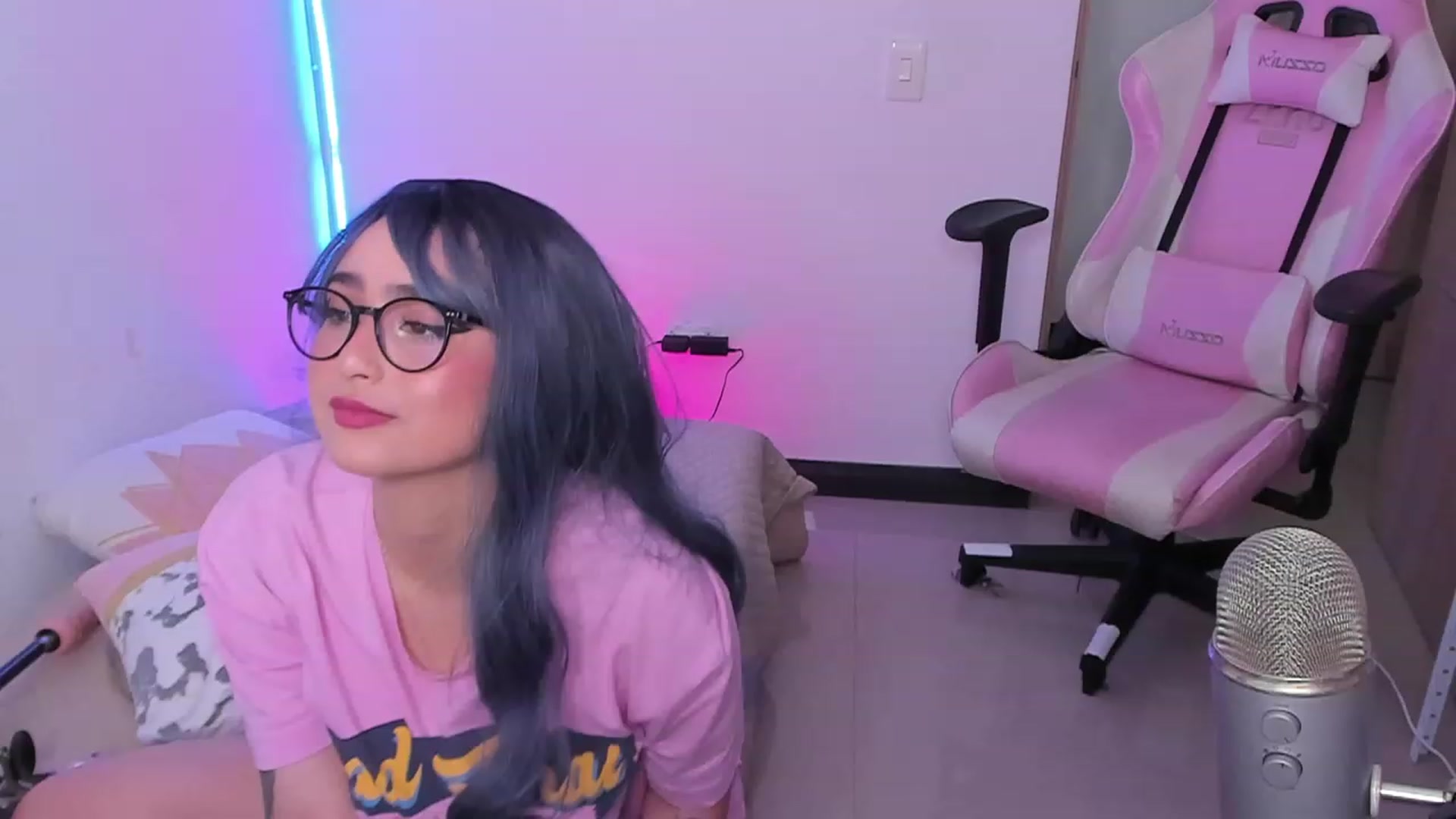 Gallery image thumbnail from cutienanii's myfreecams stream on, 12/15/2022, 05:17 image 2 of 20