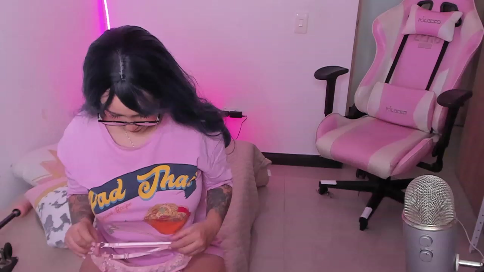Gallery image thumbnail from cutienanii's myfreecams stream on, 12/15/2022, 05:17 image 6 of 20