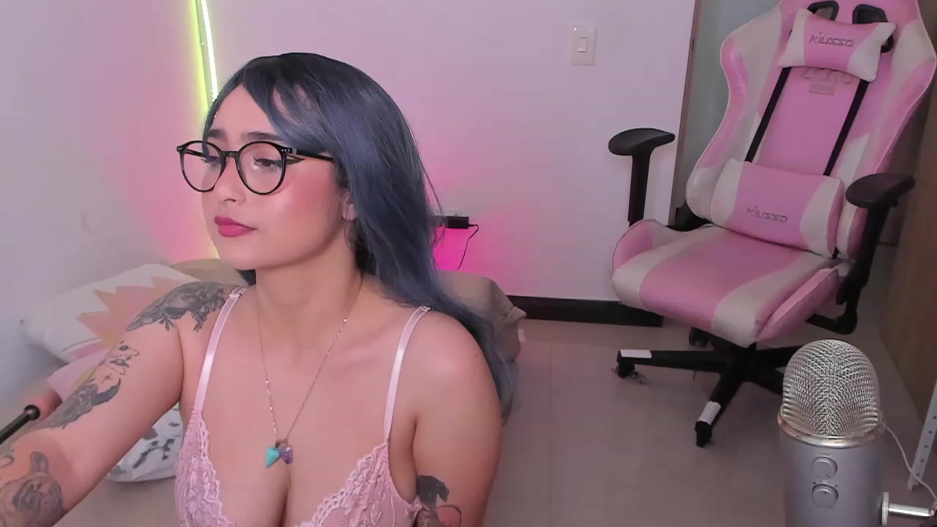 Gallery image thumbnail from cutienanii's myfreecams stream on, 12/15/2022, 05:17 image 9 of 20