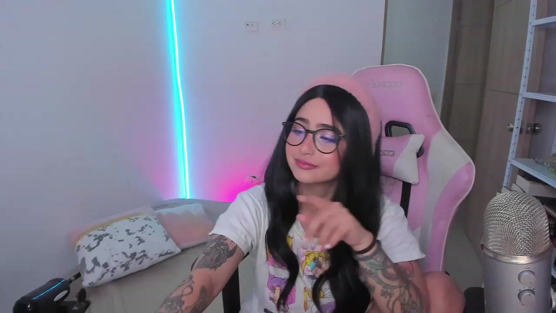 Gallery image thumbnail from cutienanii's myfreecams stream on, 12/16/2022, 05:32 image 4 of 20