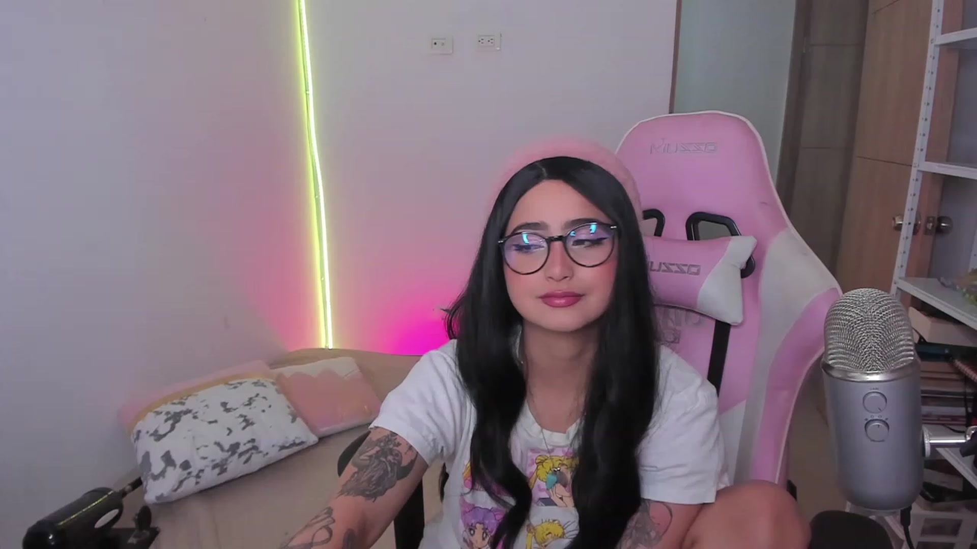 Gallery image thumbnail from cutienanii's myfreecams stream on, 12/16/2022, 05:32 image 3 of 20