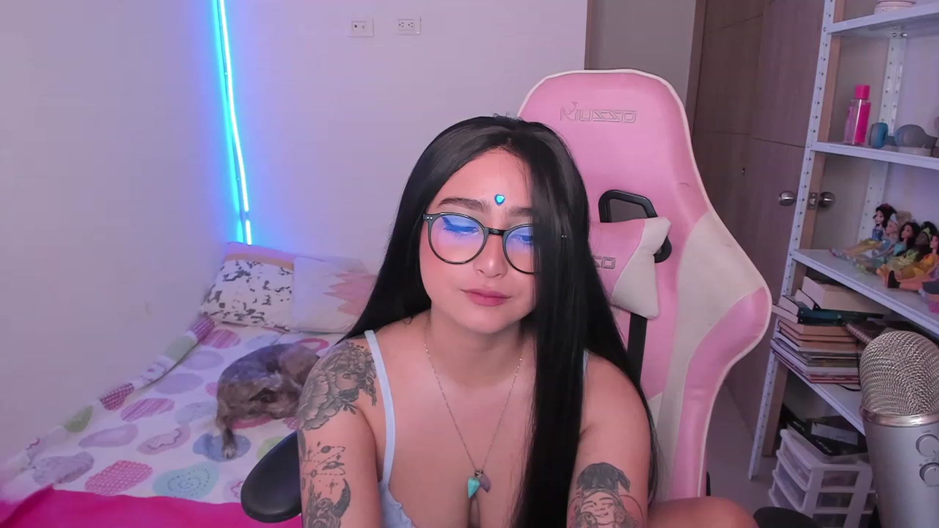 Gallery image thumbnail from cutienanii's myfreecams stream on, 12/18/2022, 19:45 image 1 of 20