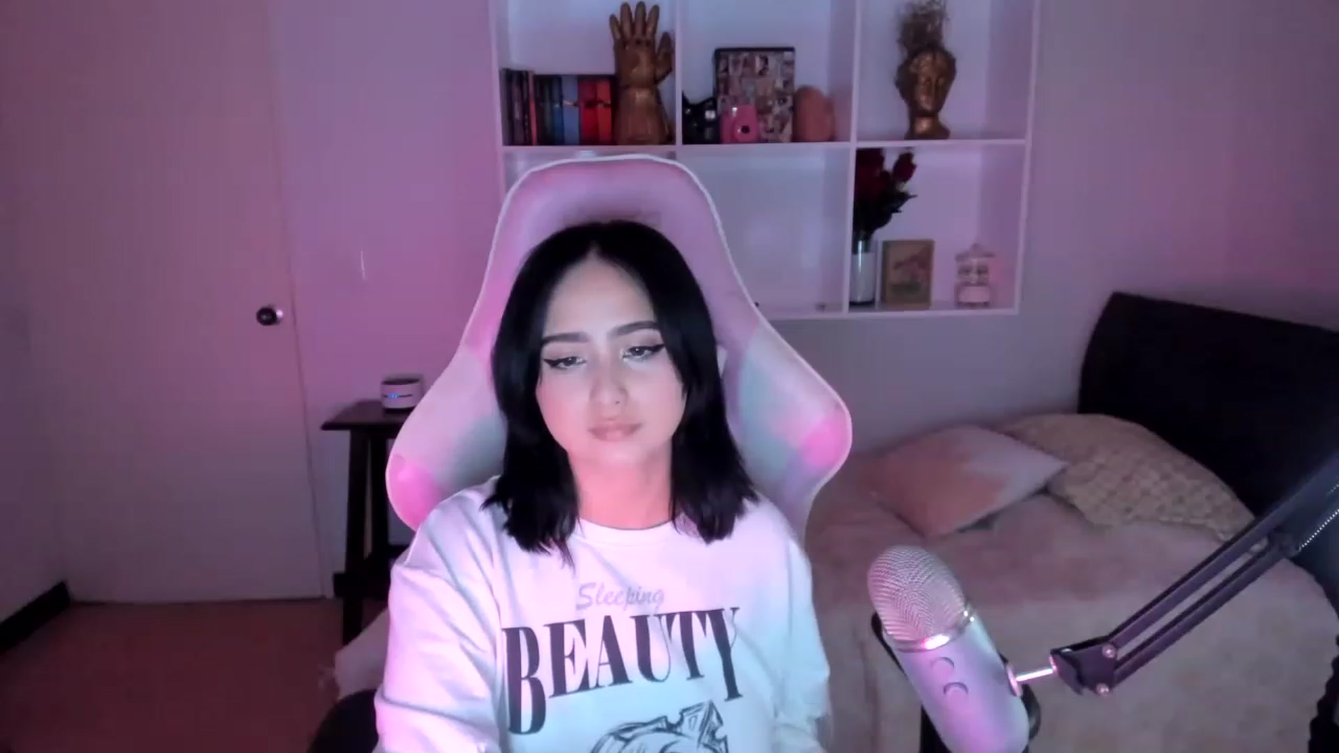Gallery image thumbnail from cutienanii's myfreecams stream on, 04/02/2023, 02:51 image 2 of 20