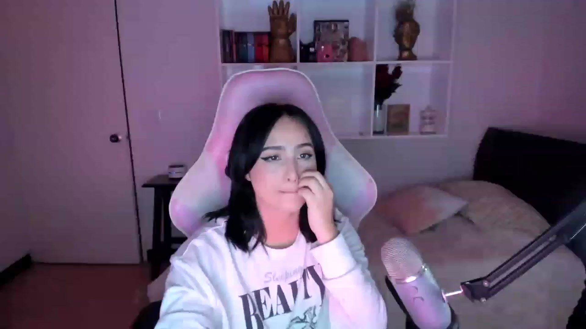 Gallery image thumbnail from cutienanii's myfreecams stream on, 04/02/2023, 02:51 image 10 of 20