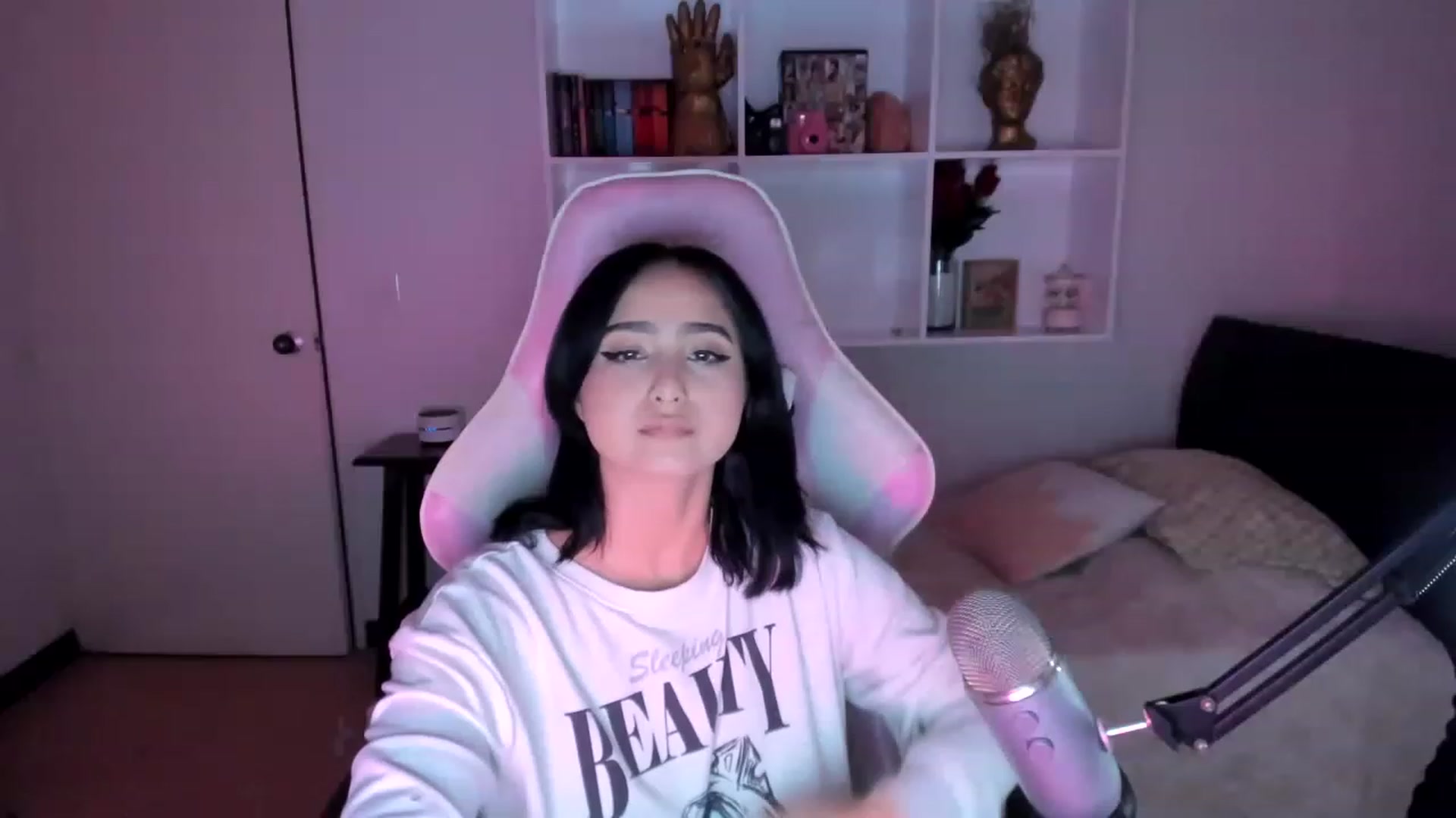 Gallery image thumbnail from cutienanii's myfreecams stream on, 04/02/2023, 02:51 image 12 of 20