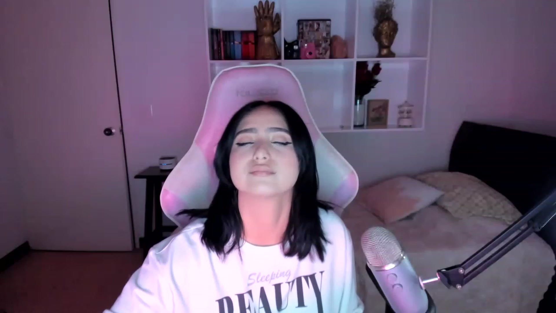 Gallery image thumbnail from cutienanii's myfreecams stream on, 04/02/2023, 02:51 image 6 of 20
