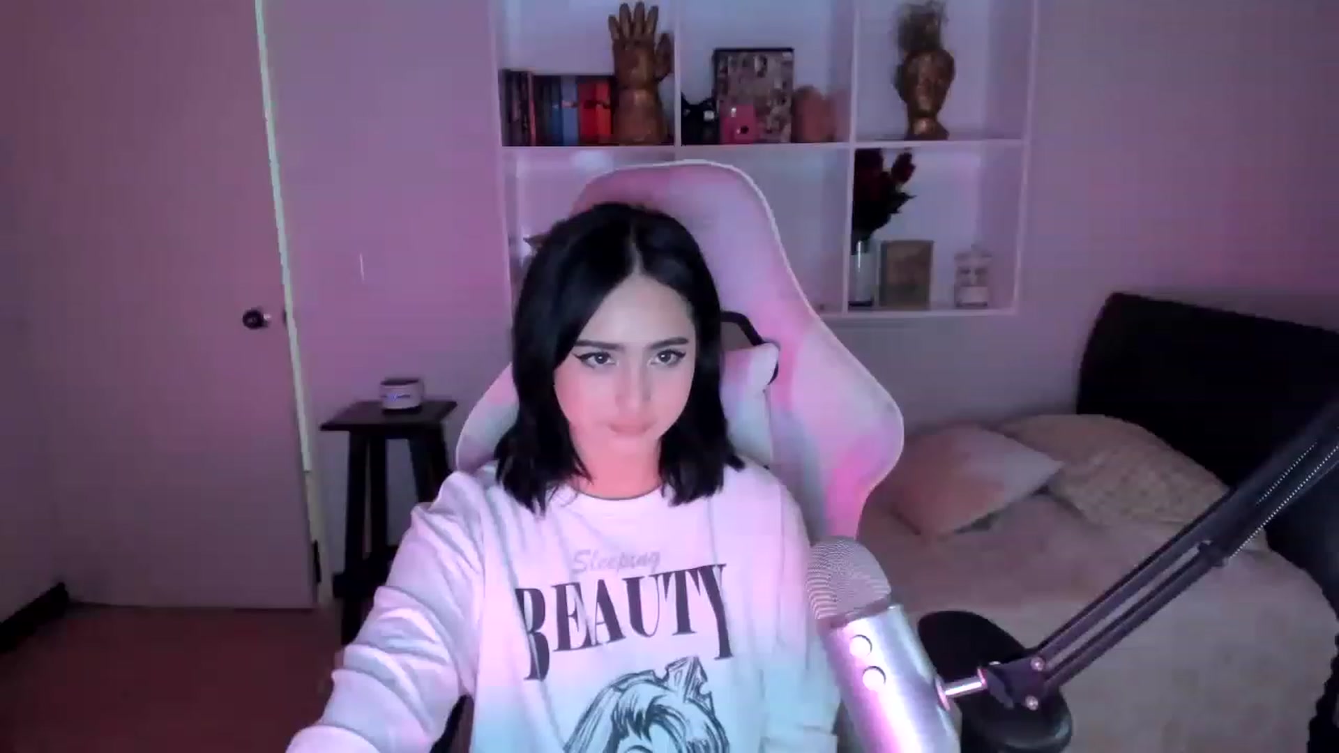 Gallery image thumbnail from cutienanii's myfreecams stream on, 04/02/2023, 02:51 image 1 of 20