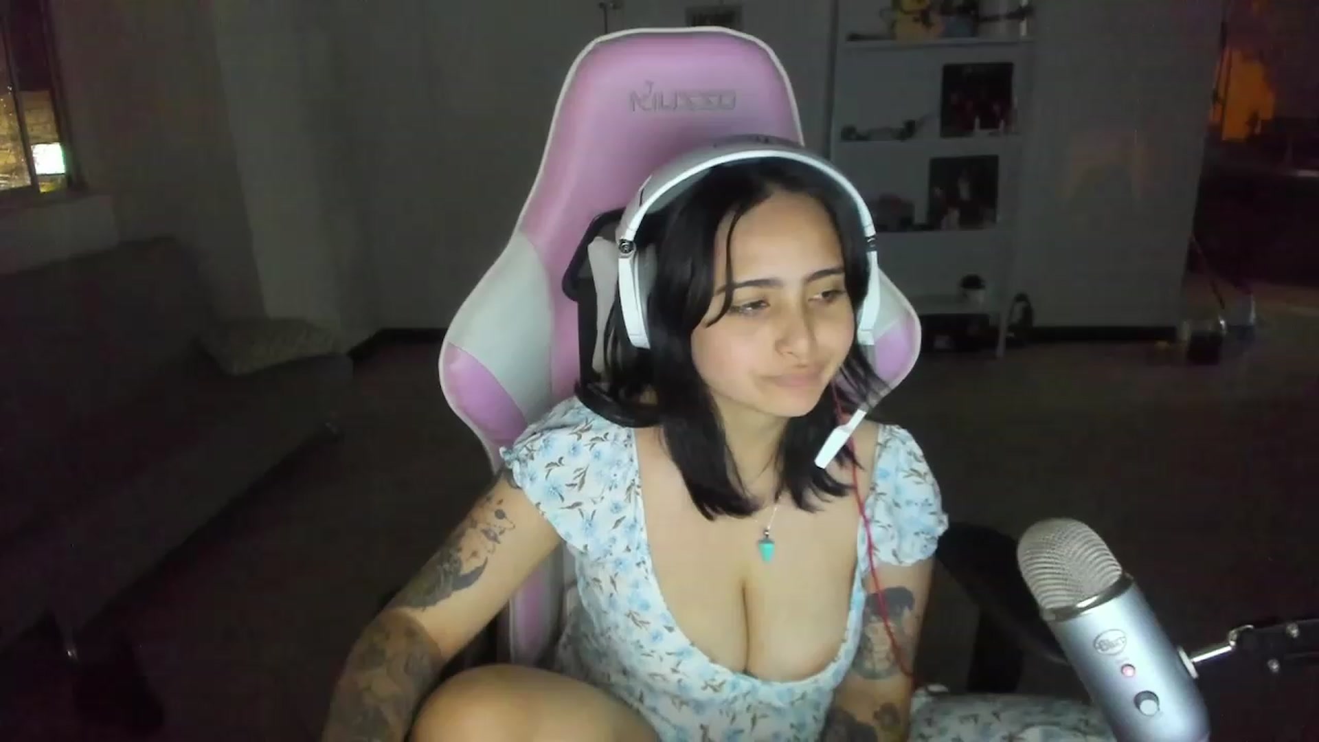Gallery image thumbnail from cutienanii's myfreecams stream on, 05/17/2023, 24:44 image 8 of 20