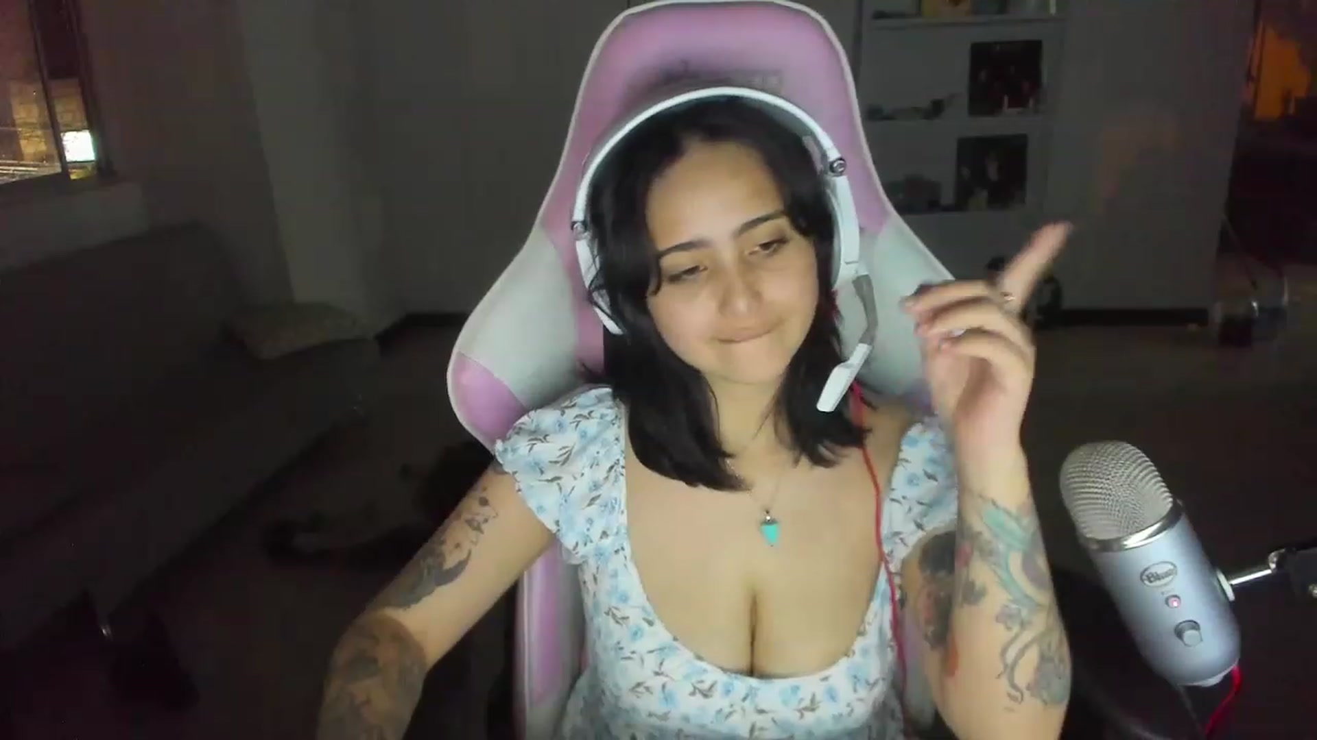 Gallery image thumbnail from cutienanii's myfreecams stream on, 05/17/2023, 24:44 image 20 of 20