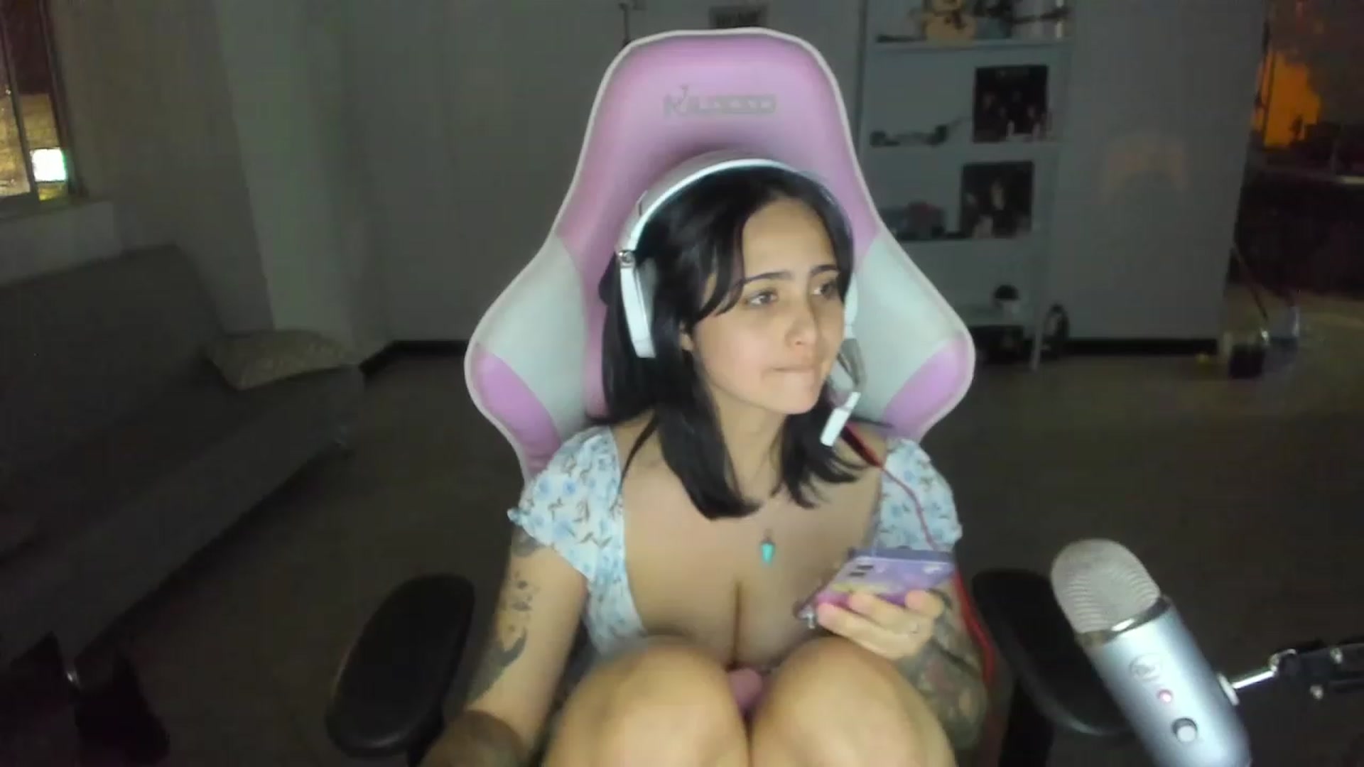 Gallery image thumbnail from cutienanii's myfreecams stream on, 05/17/2023, 24:44 image 11 of 20