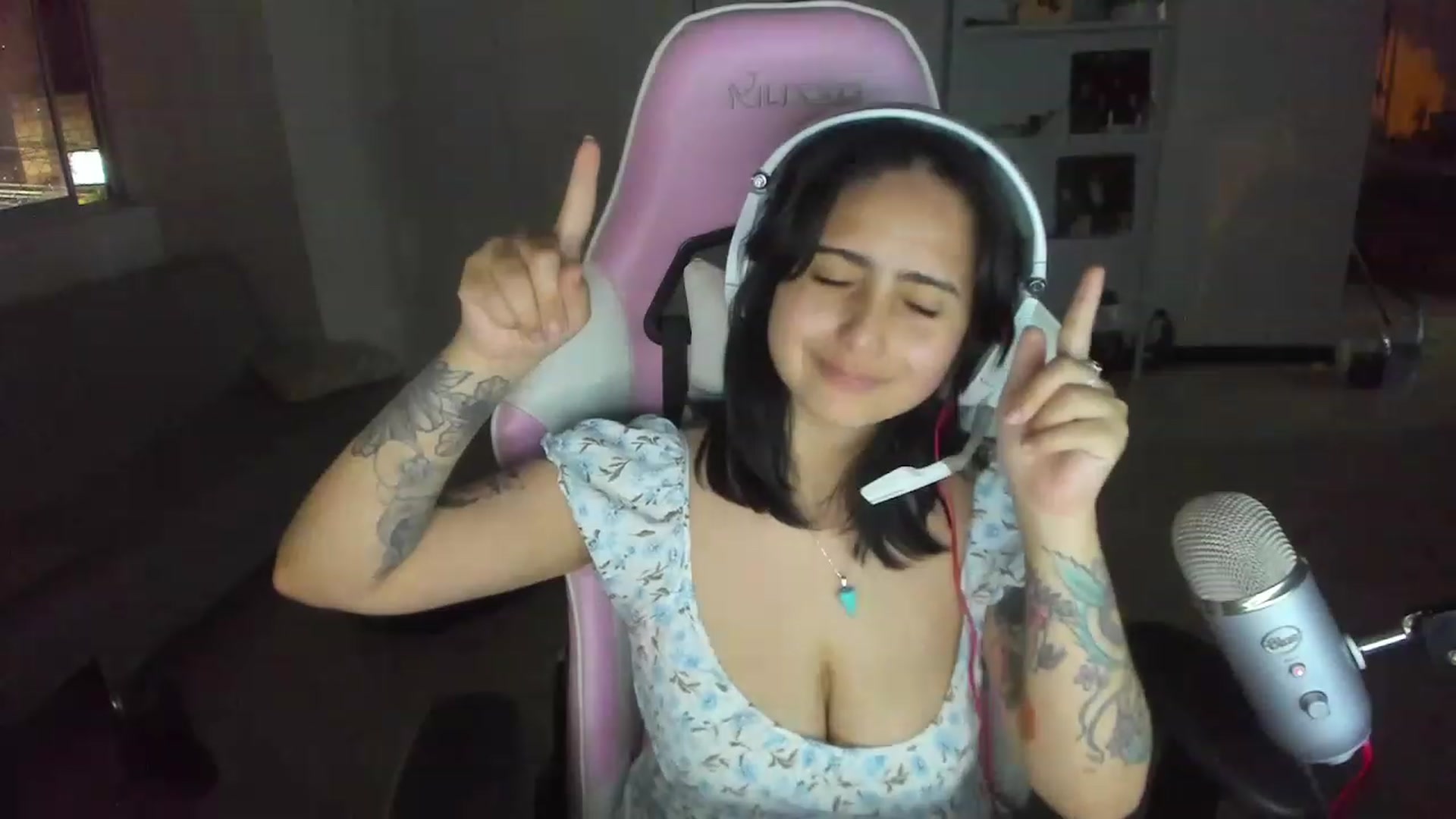 Gallery image thumbnail from cutienanii's myfreecams stream on, 05/17/2023, 24:44 image 18 of 20