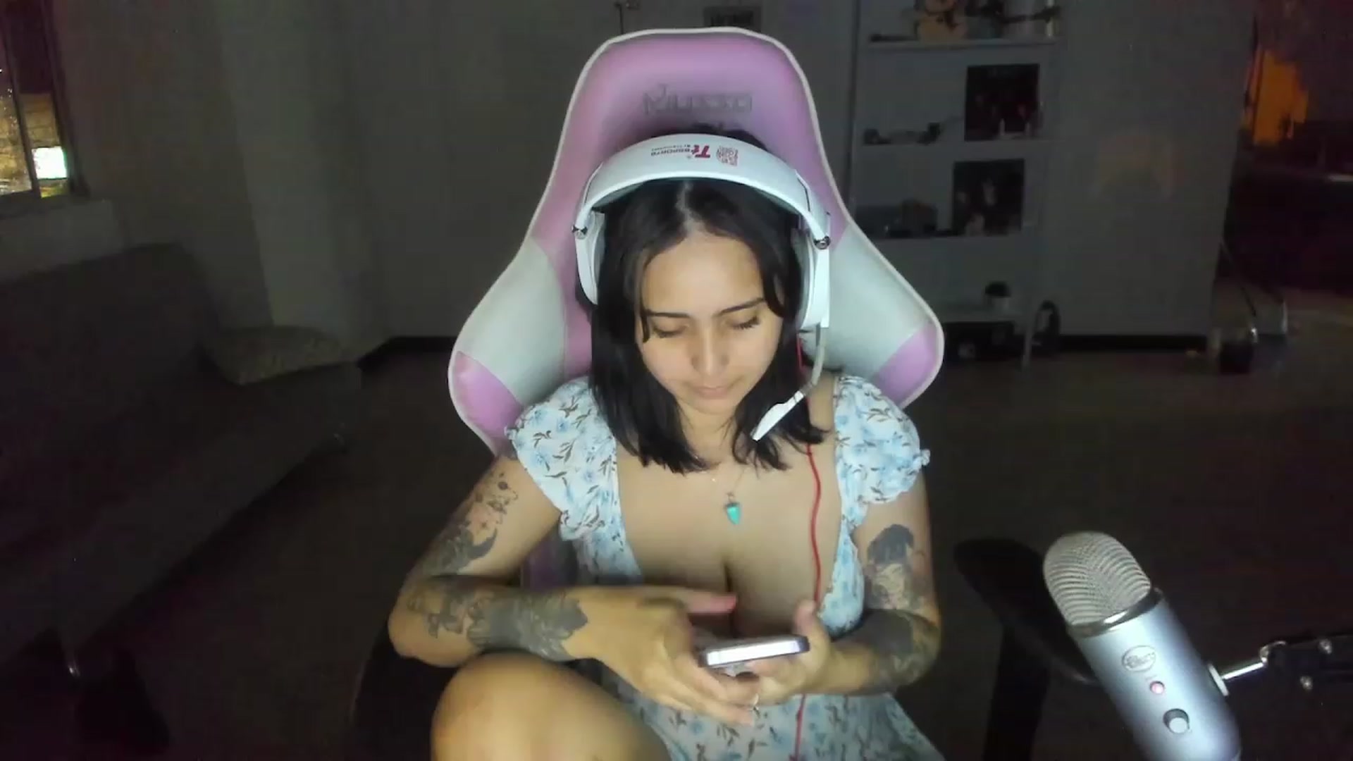 Gallery image thumbnail from cutienanii's myfreecams stream on, 05/17/2023, 24:44 image 7 of 20