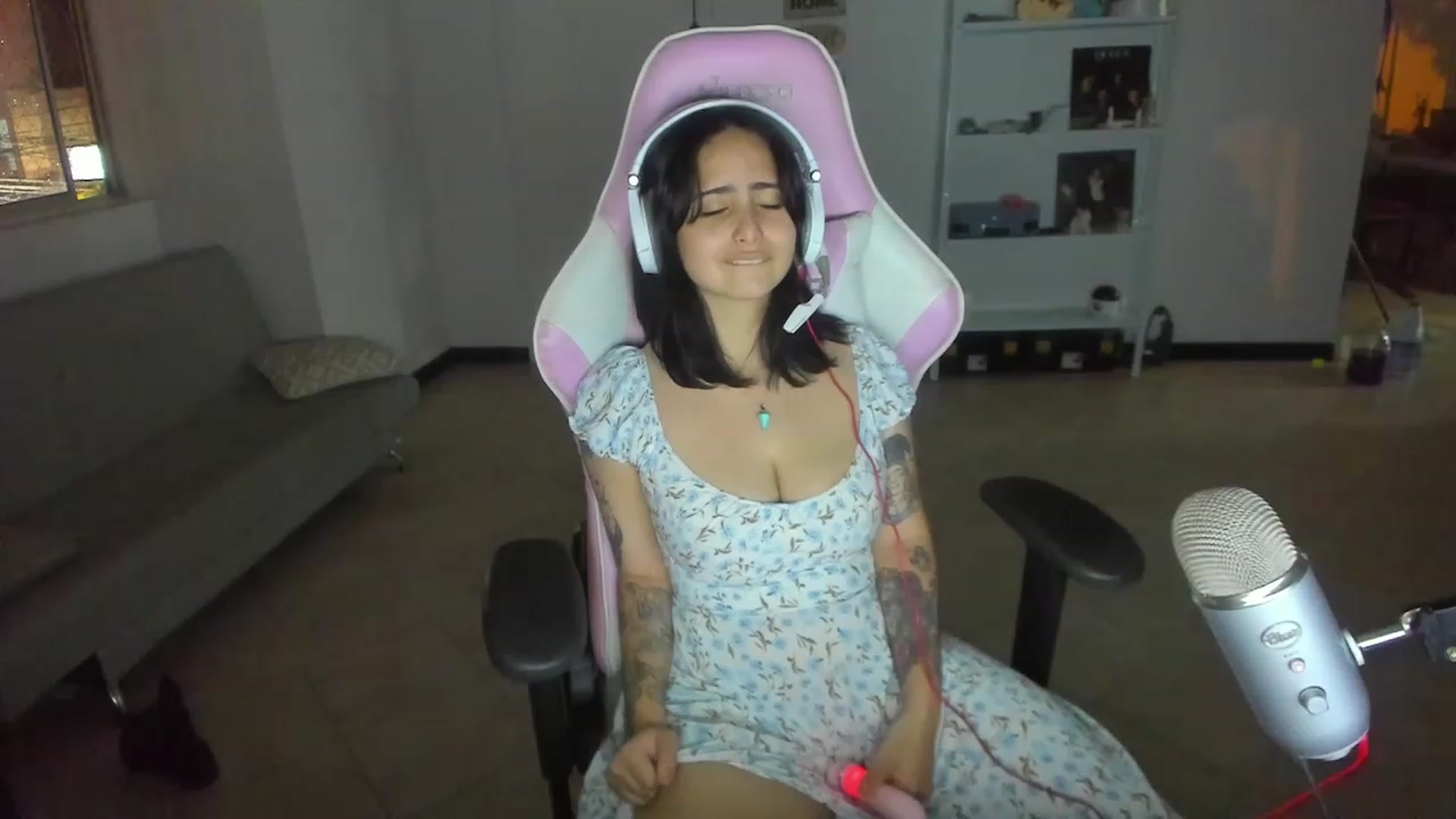 Gallery image thumbnail from cutienanii's myfreecams stream on, 05/17/2023, 24:44 image 16 of 20
