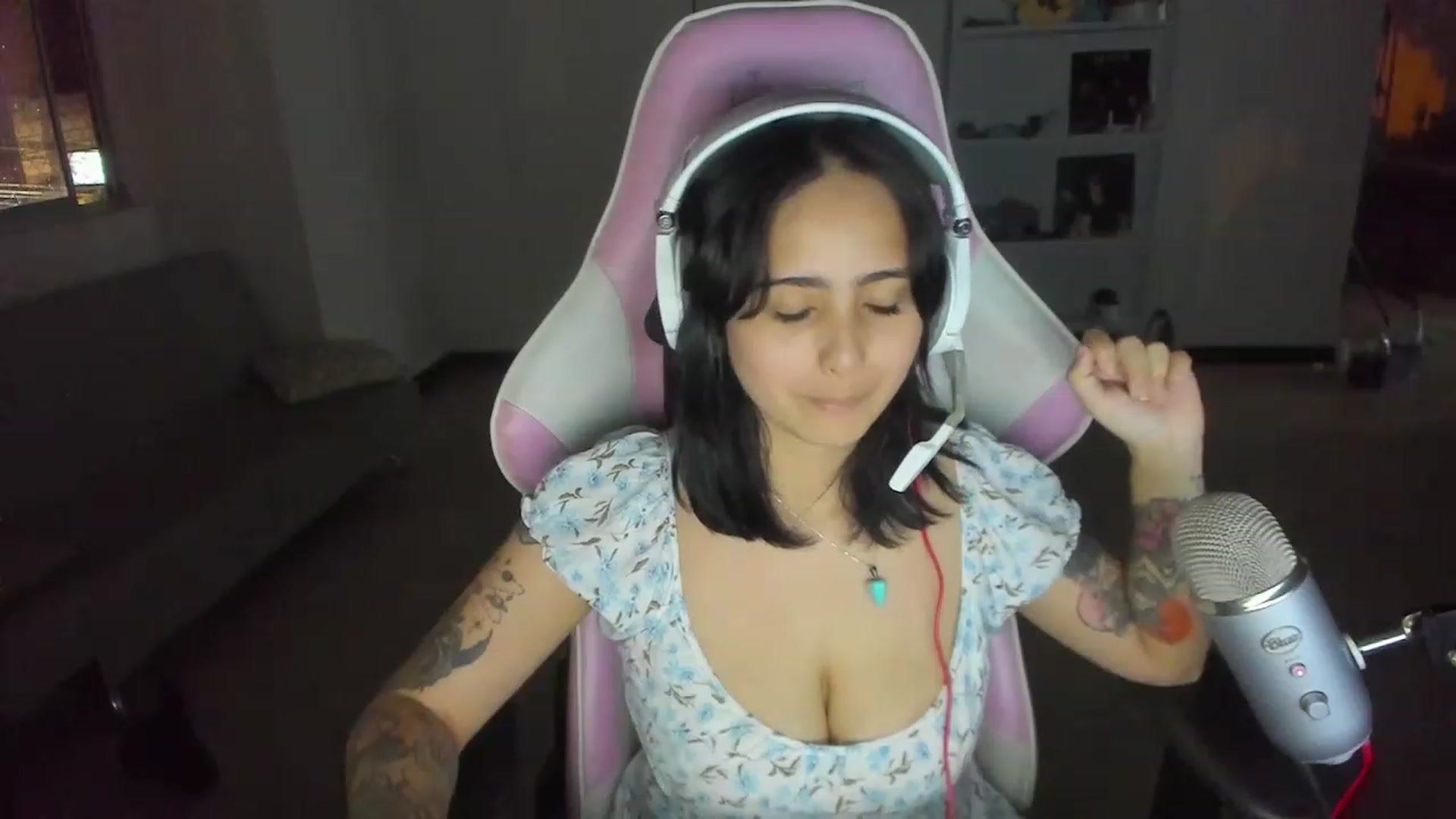 Gallery image thumbnail from cutienanii's myfreecams stream on, 05/17/2023, 24:44 image 17 of 20