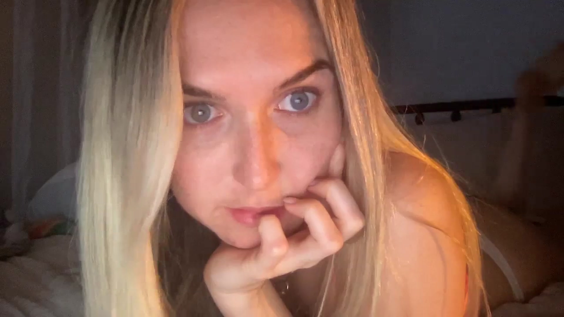 Gallery image thumbnail from cutiepiekayla's myfreecams stream on, 01/06/2024, 06:14 image 6 of 20