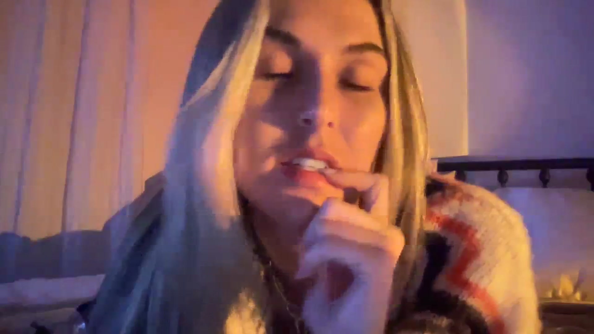 Gallery image thumbnail from cutiepiekayla's myfreecams stream on, 01/06/2024, 08:25 image 15 of 20